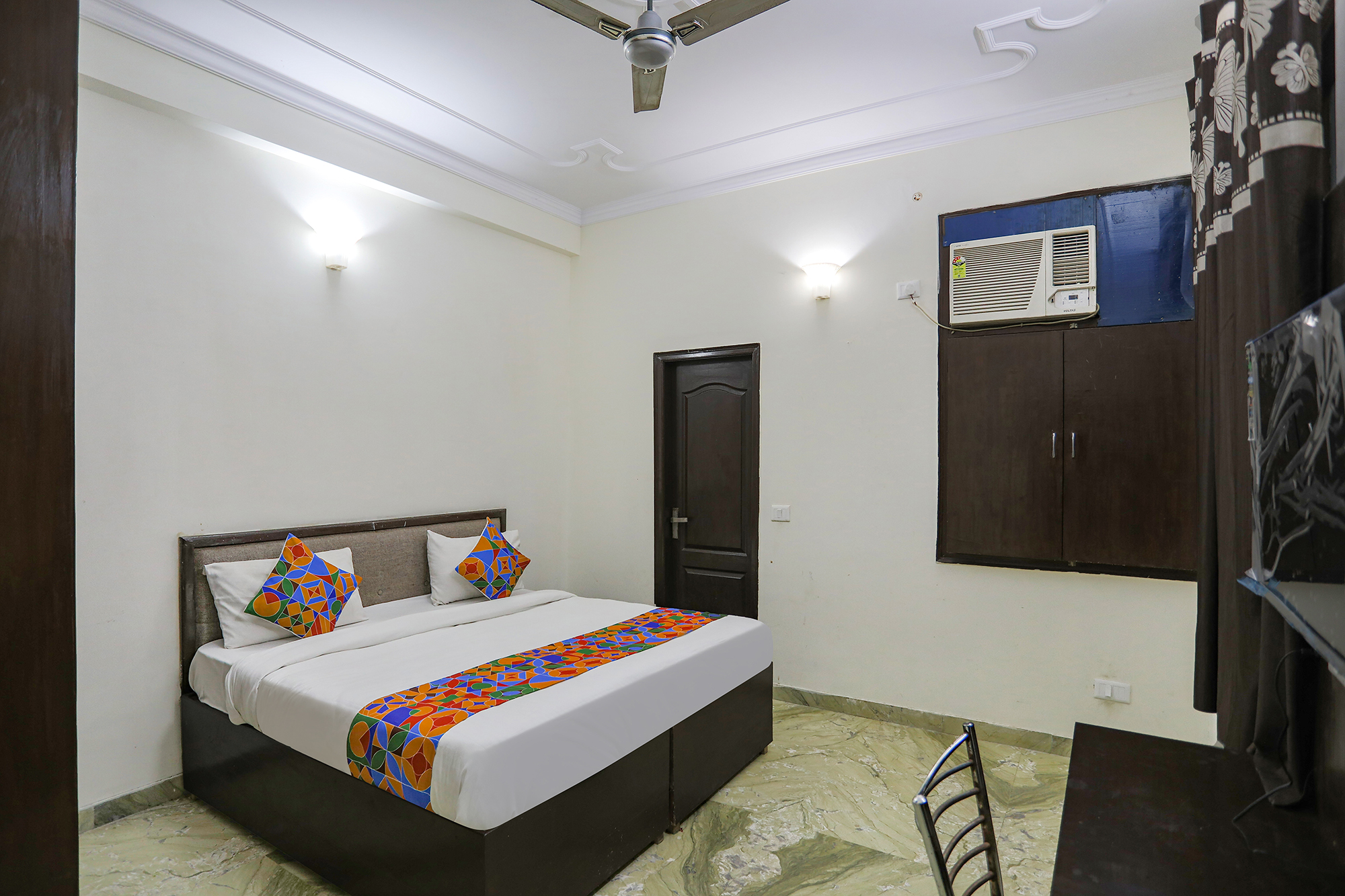 FabHotel The Eden Roc, Noida 5