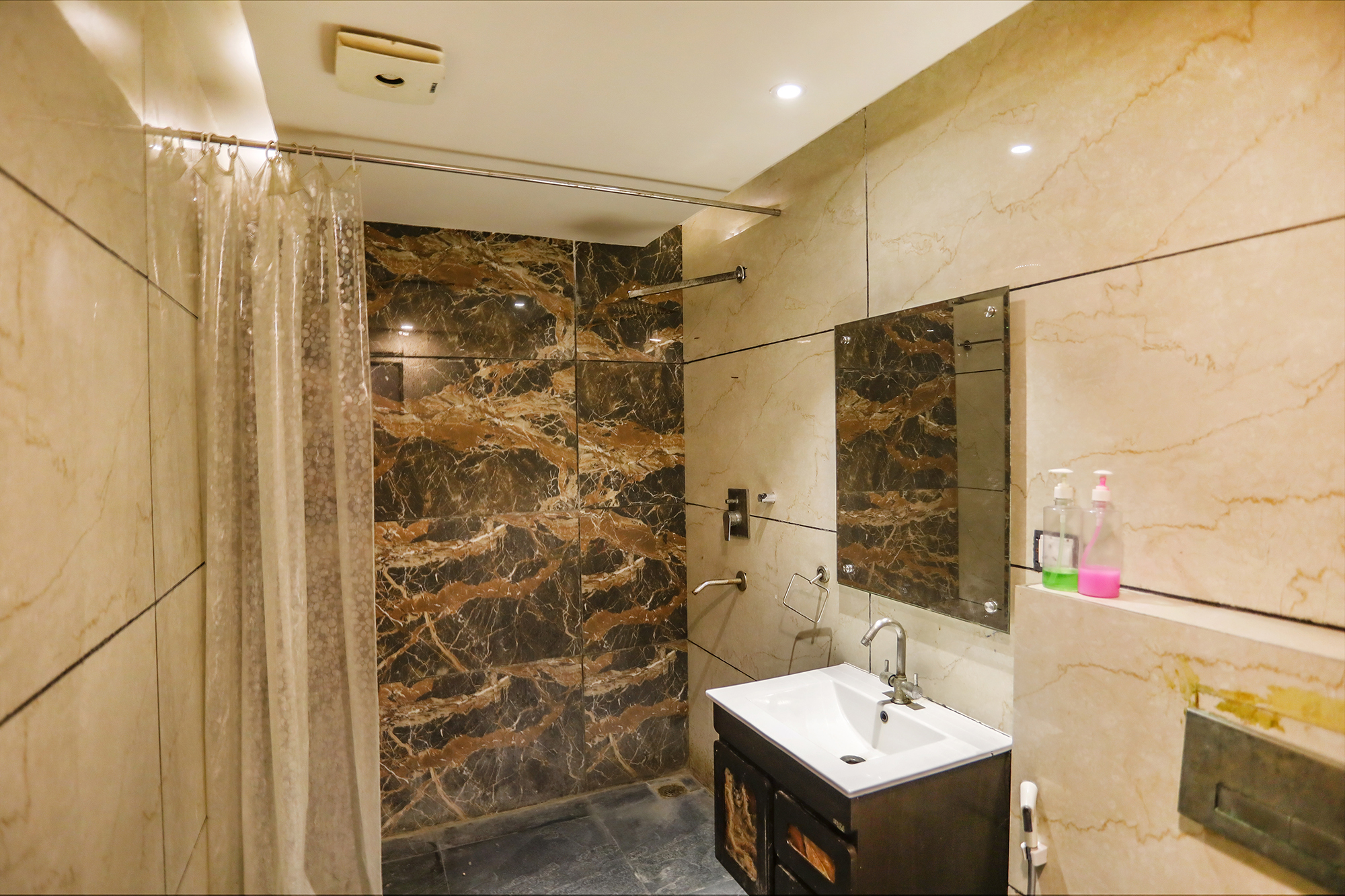 FabHotel Enaya Residency, Noida 5