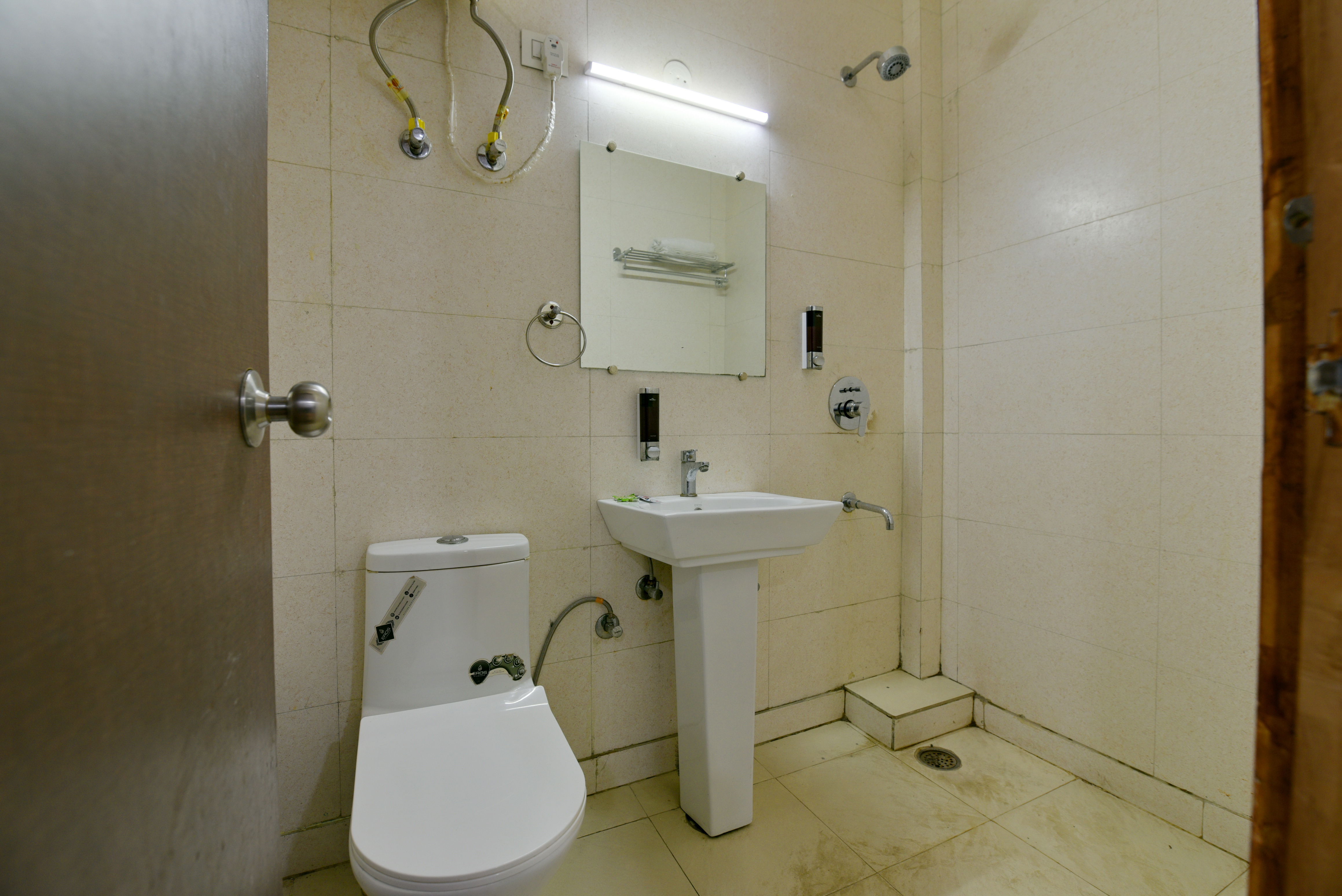 Hotel Silver Saffron, New Delhi 4