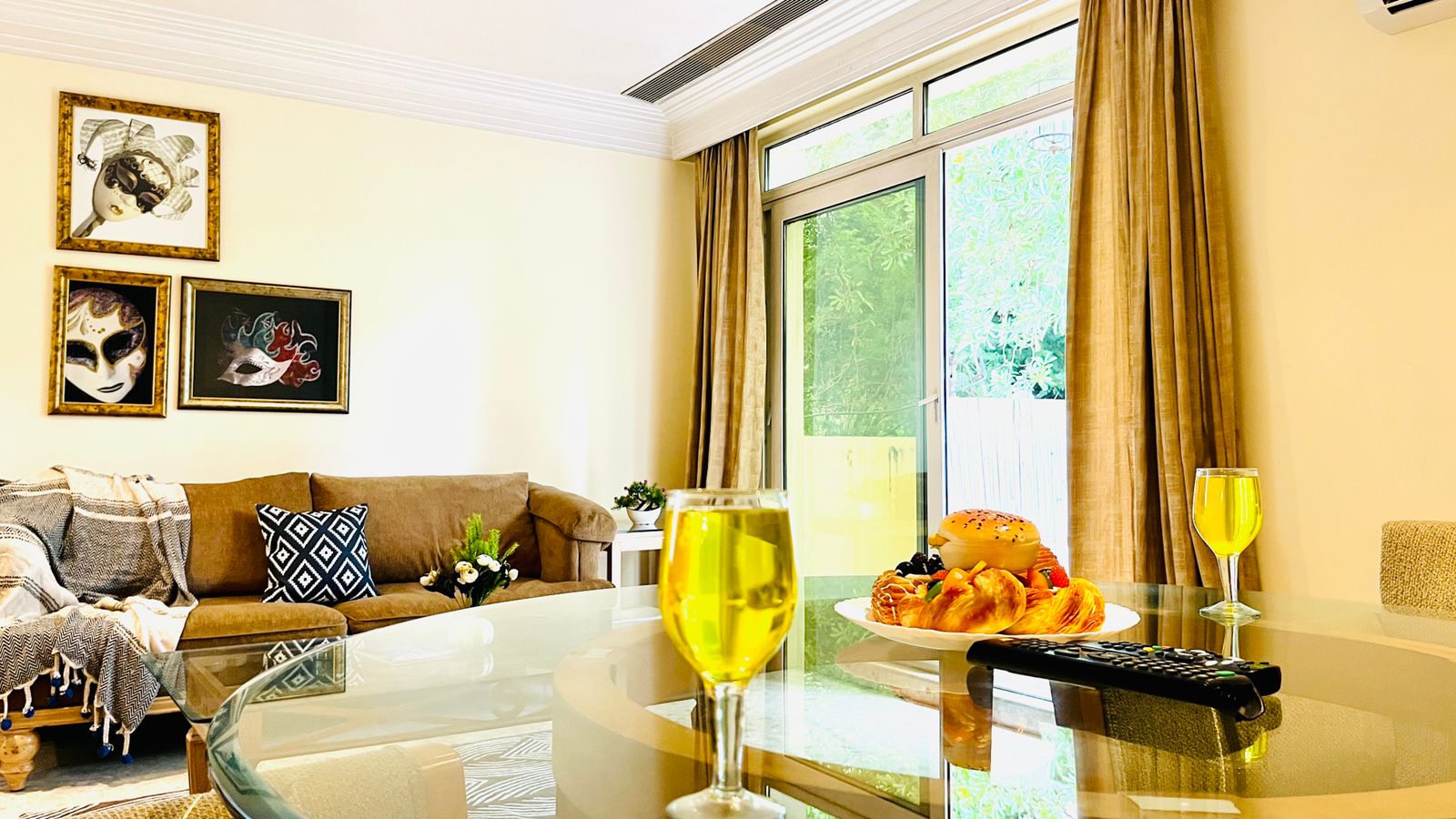 BluO 1BHK - DLF Galleria | BathTub, Balcony, Suite, Gurgaon 2