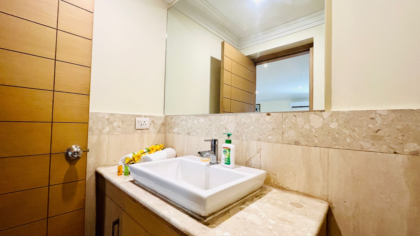 BluO 1BHK - DLF Galleria | BathTub, Balcony, Suite, Gurgaon 4