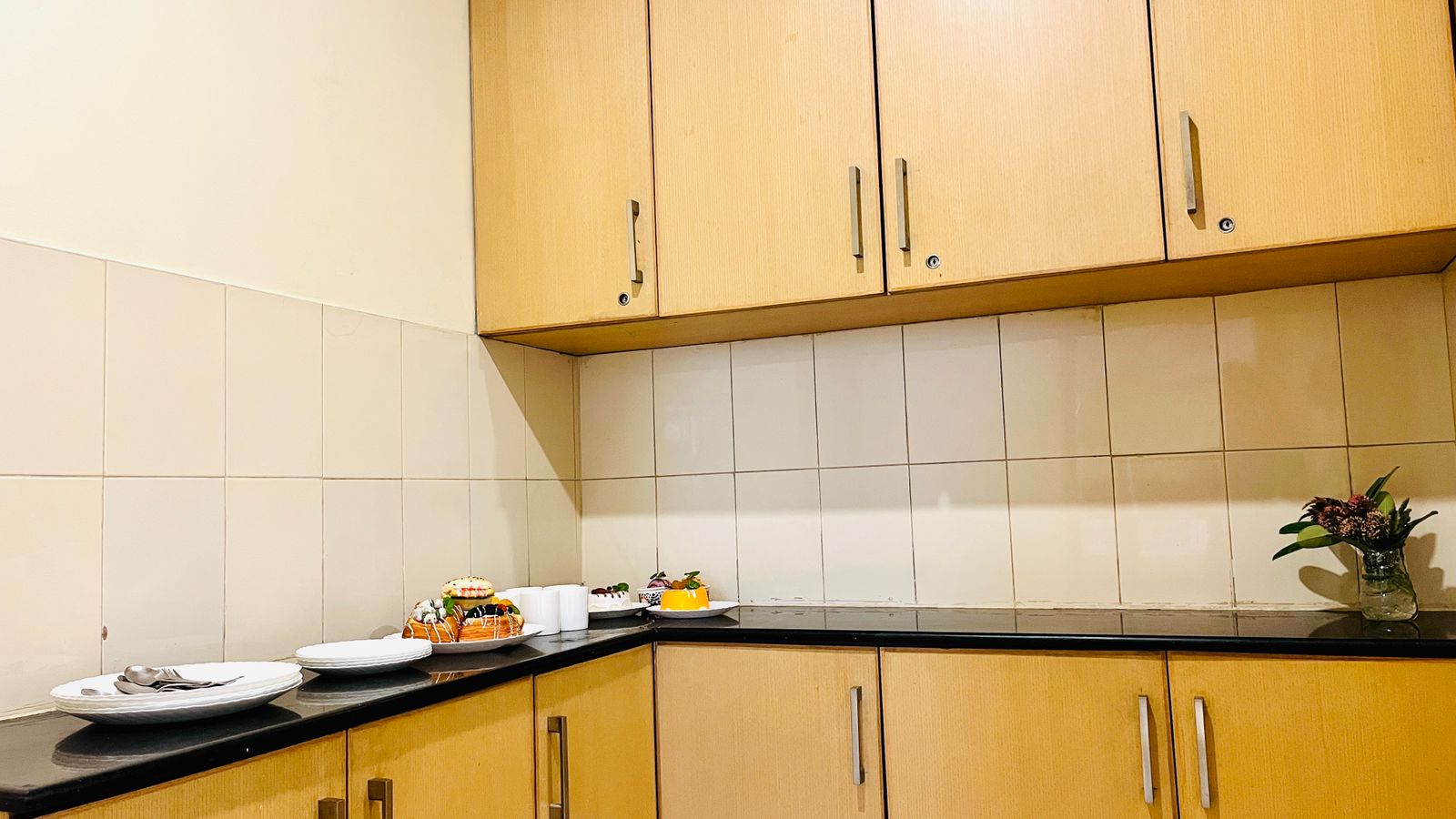 BluO 1BHK - DLF Galleria | BathTub, Balcony, Suite, Gurgaon 5