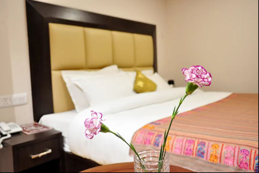 Hotel Shiwalik Regency - The Mall Road