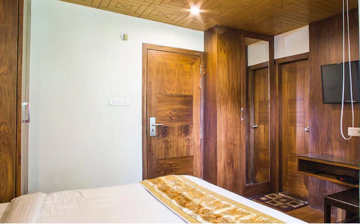 Corner Deluxe(with Balcony and Hill View)- with only one way pick up from lift to the hotel