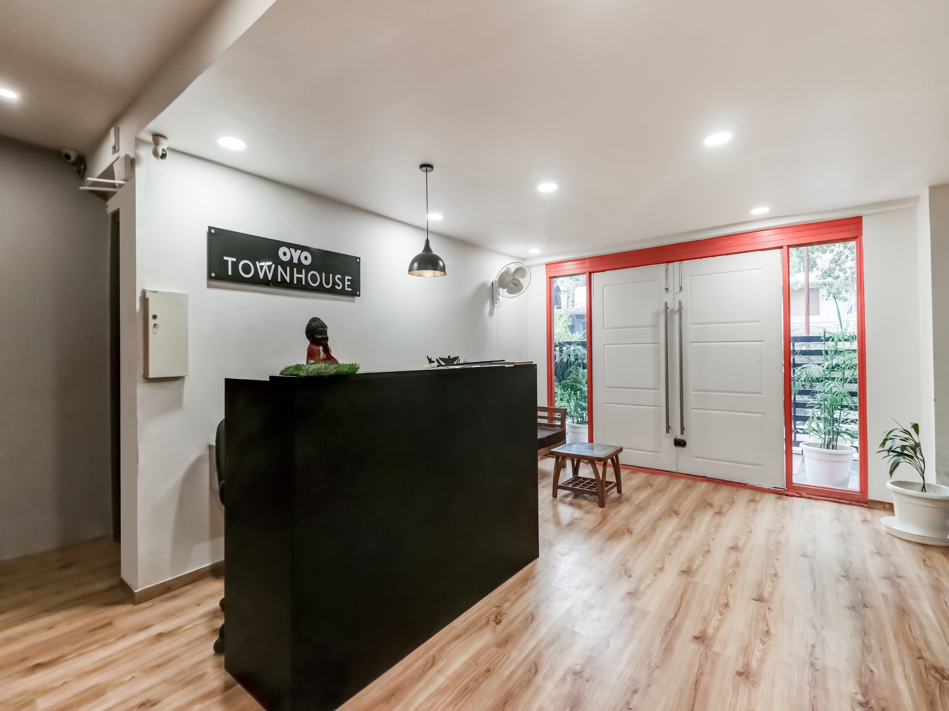 Vaccinated Staff- OYO TOWNHOUSE 429 SOUTH CITY II SECTOR 49 GURGAON, Gurgaon 2