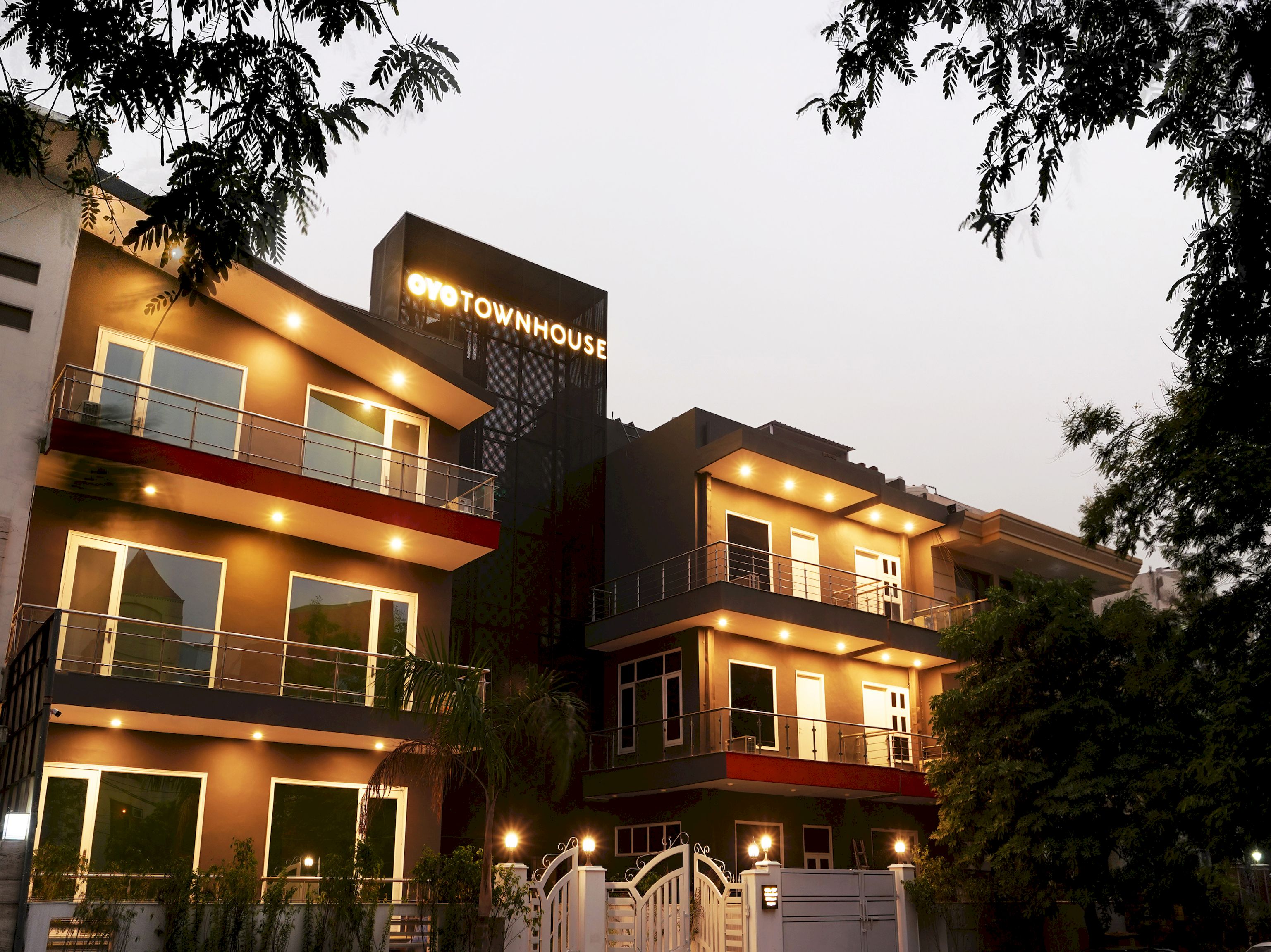 OYO Townhouse 032 Galleria Market, Gurgaon 3
