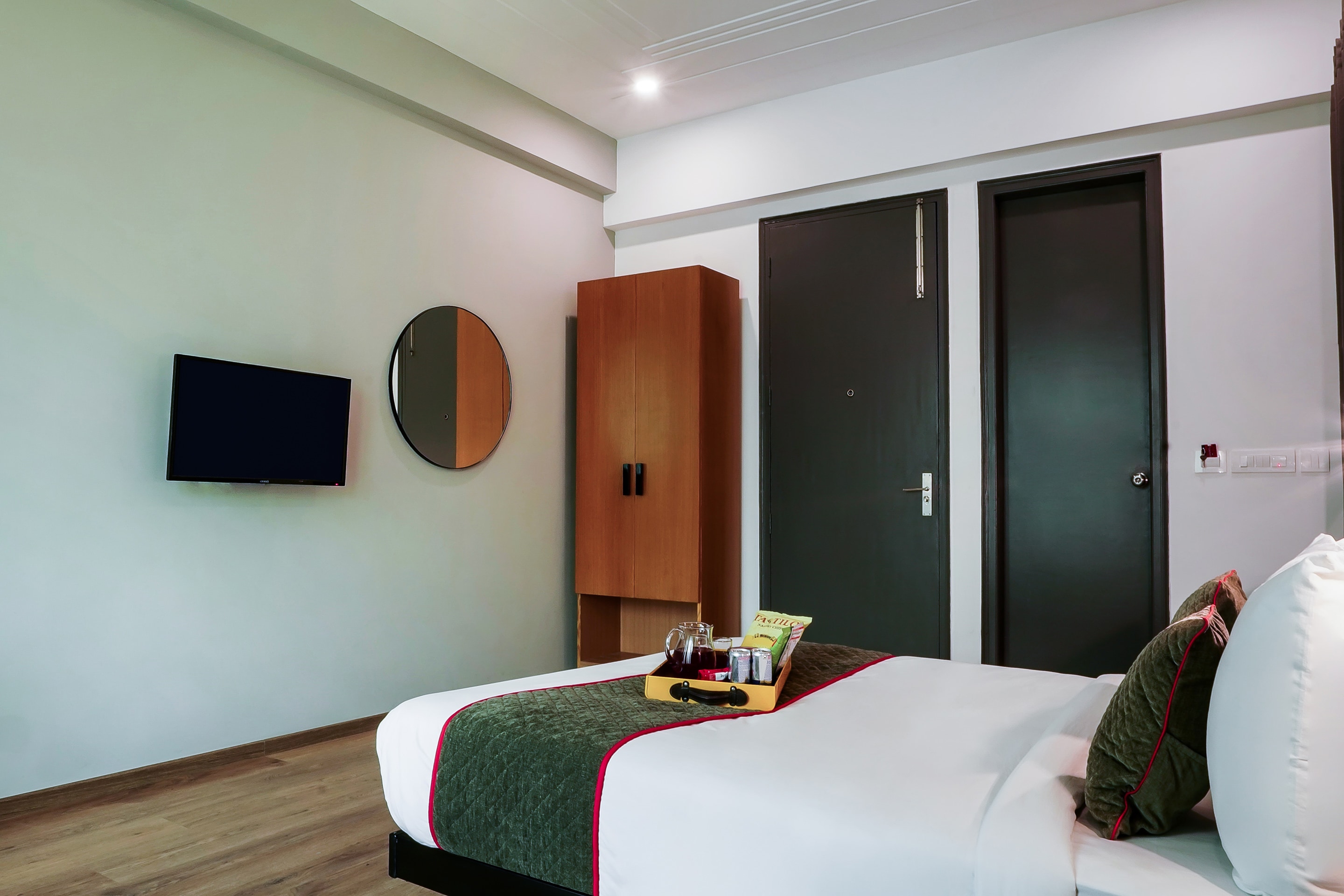 OYO Townhouse 032 Galleria Market, Gurgaon 5