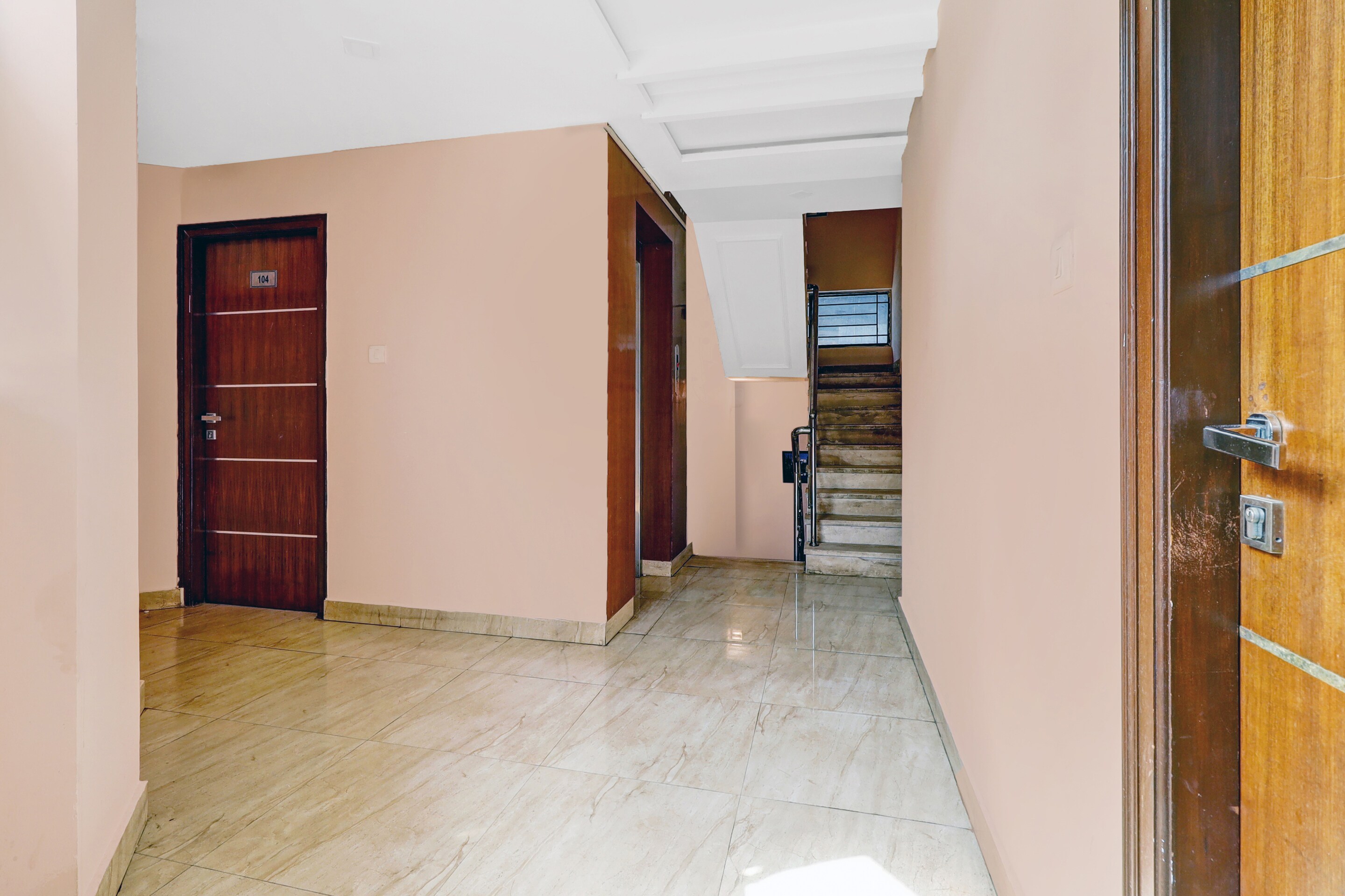 OYO Townhouse 82047 SRK Live Inn Castle, Bangalore 4