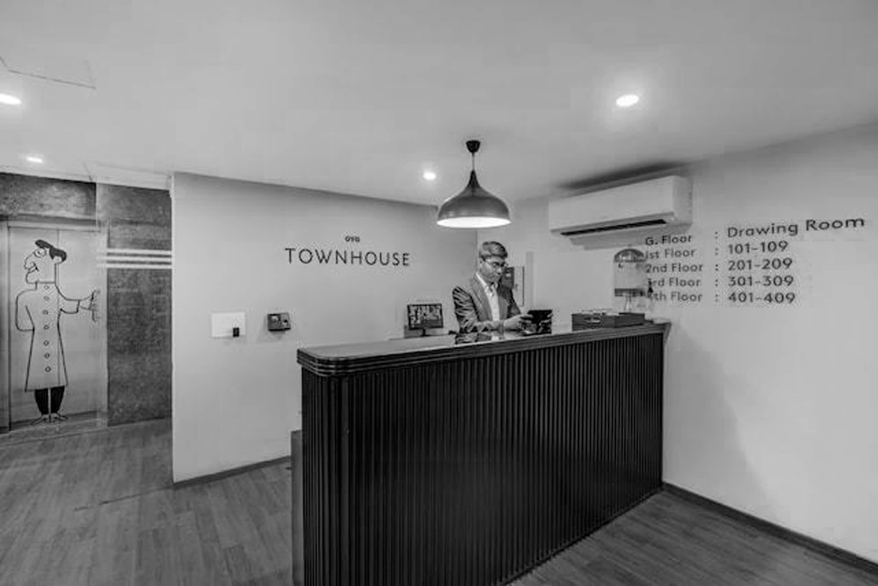 OYO Townhouse 101 Golf Course Road, Gurgaon 4