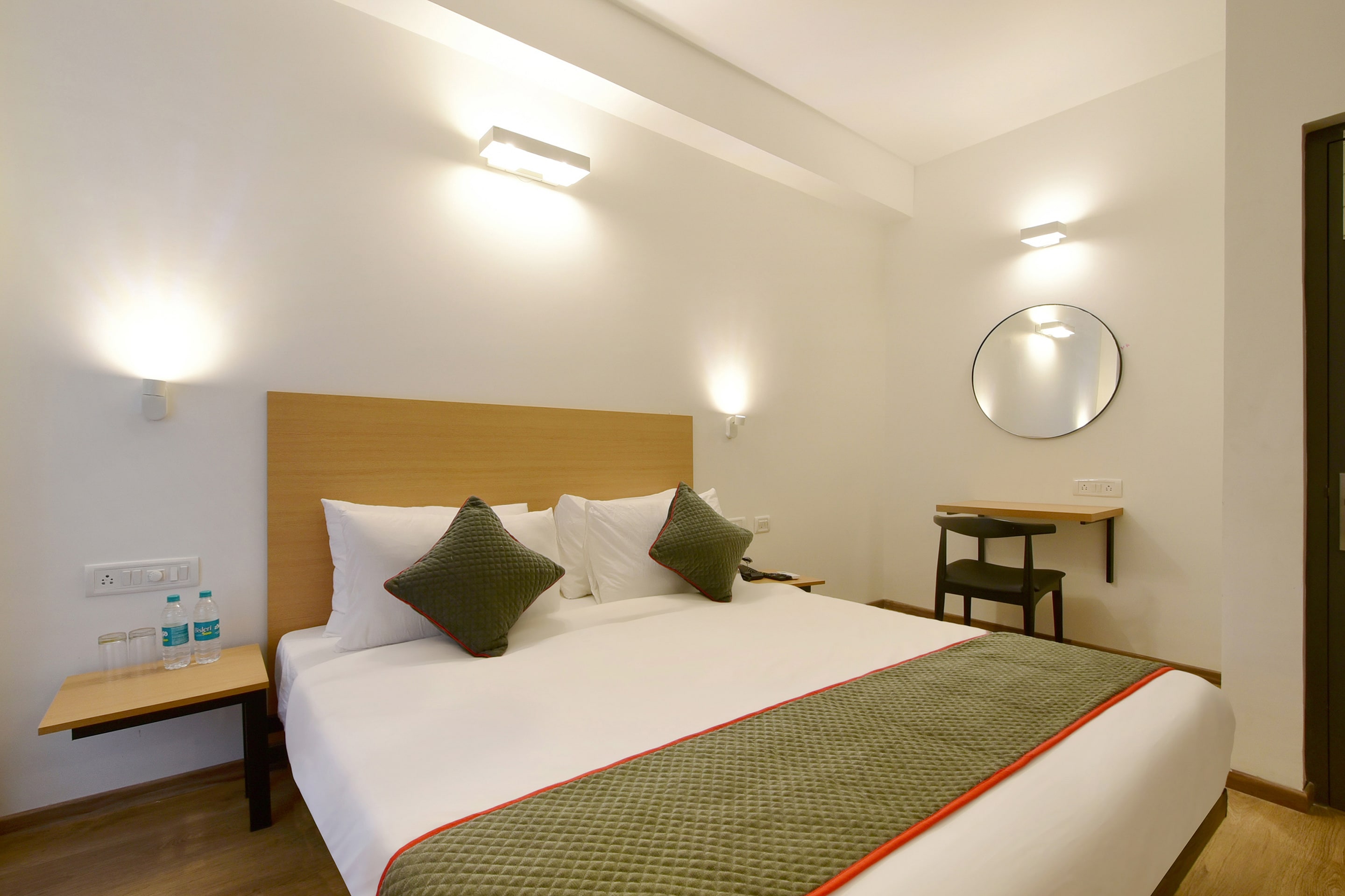 OYO Townhouse 106 Airport Road, Bangalore 4