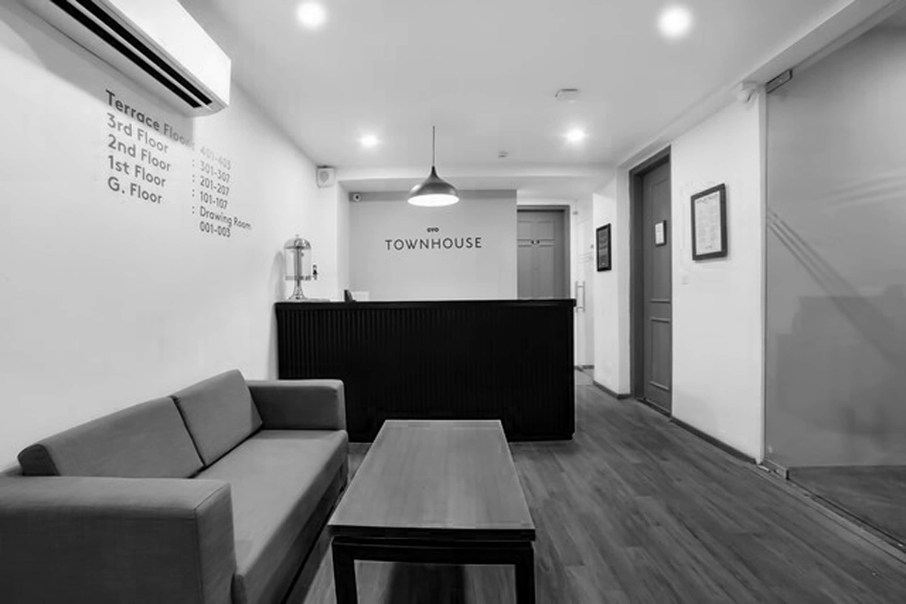 OYO Townhouse 158 Near Netaji Subhash Marg, Gurgaon 2