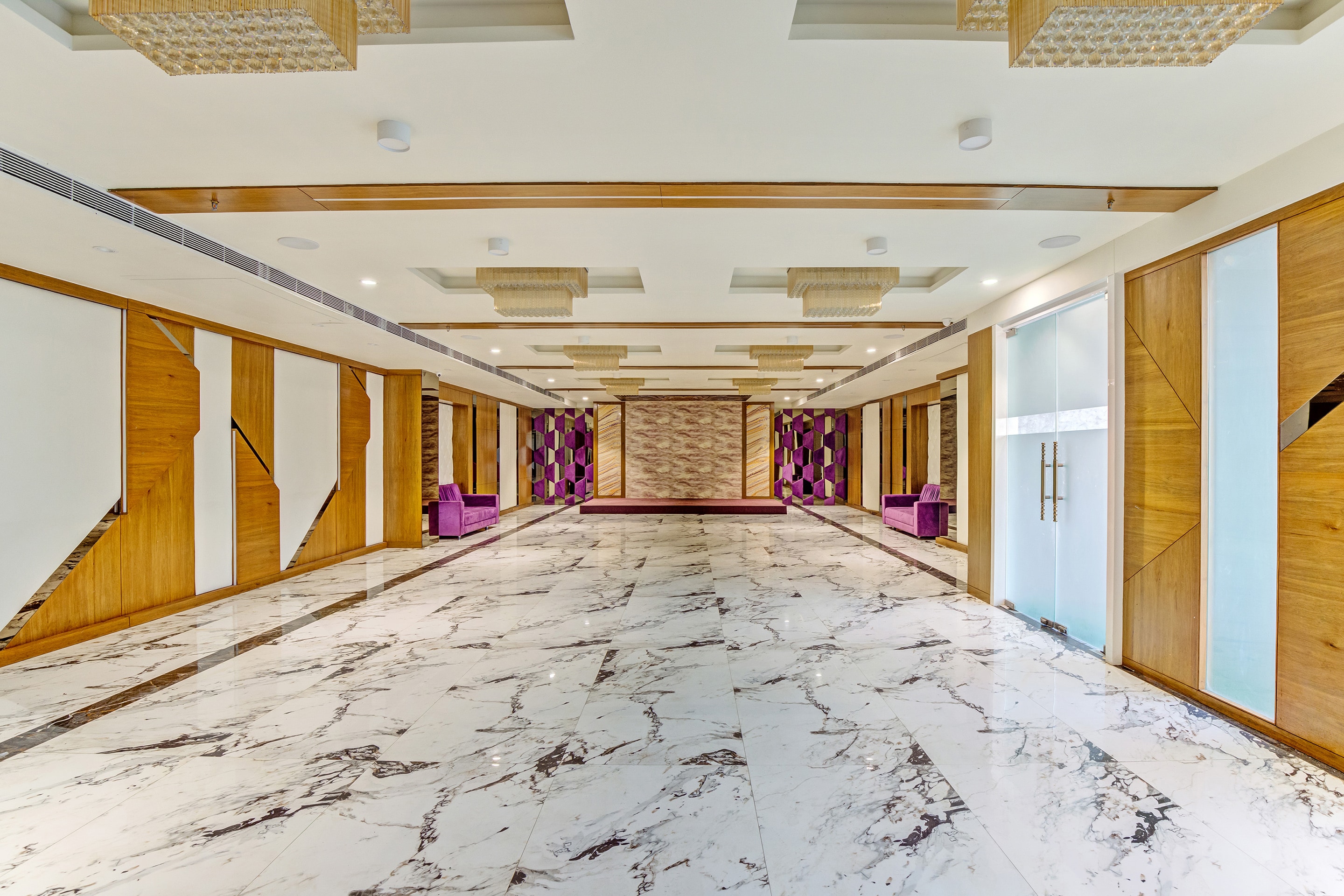 OYO Townhouse 812 Hotel The Grand White, Ahmedabad 4