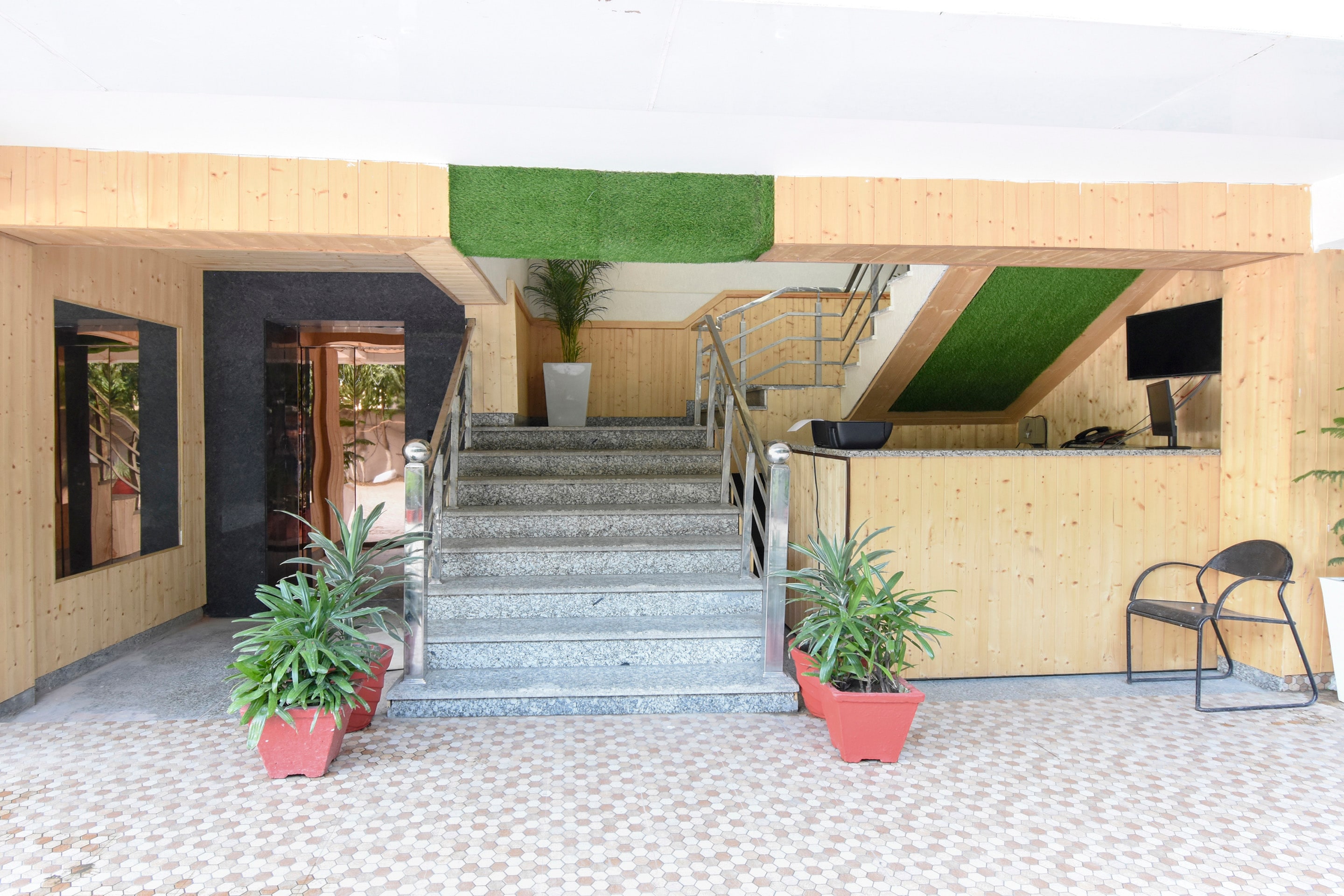 CAPITAL O 76872 HOTEL Maira, Dehradun 3