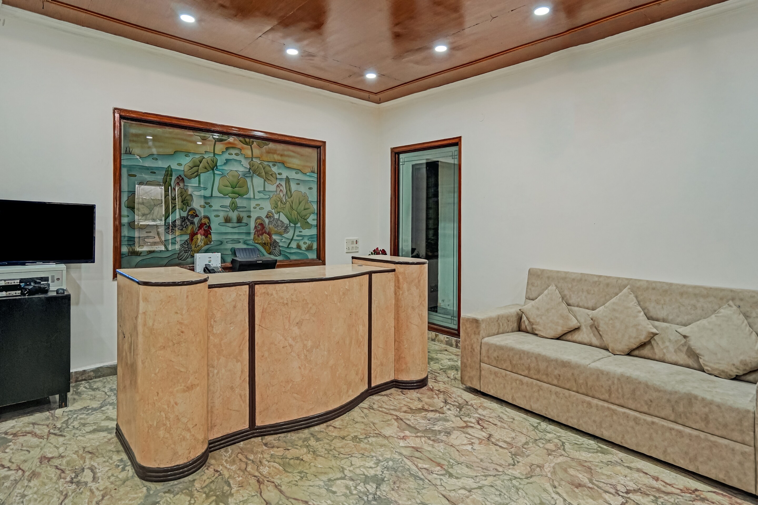 Capital O NOD1066 Perfect INN, Noida 5