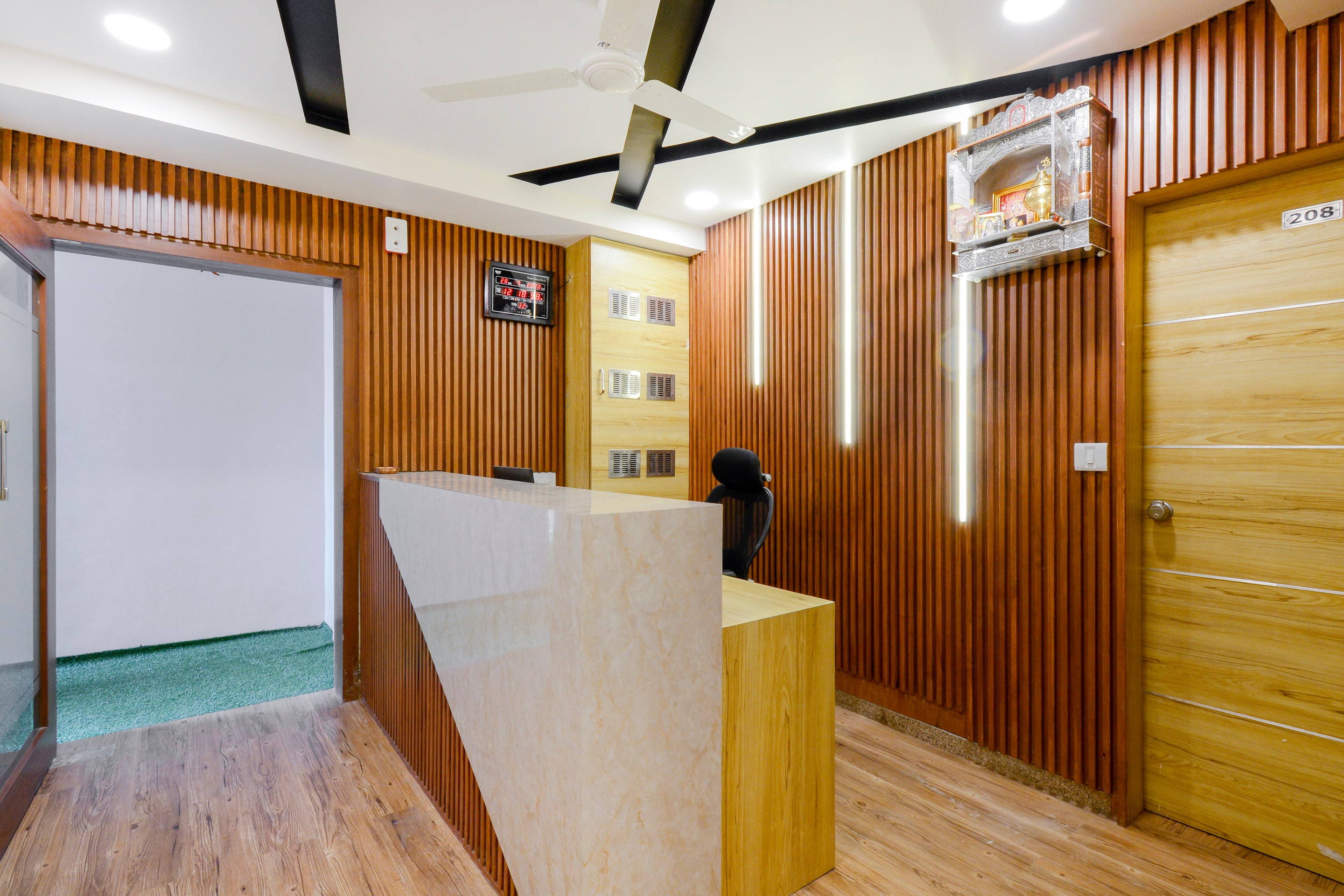 OYO 70998 Hotel Safari Inn, Ahmedabad 2