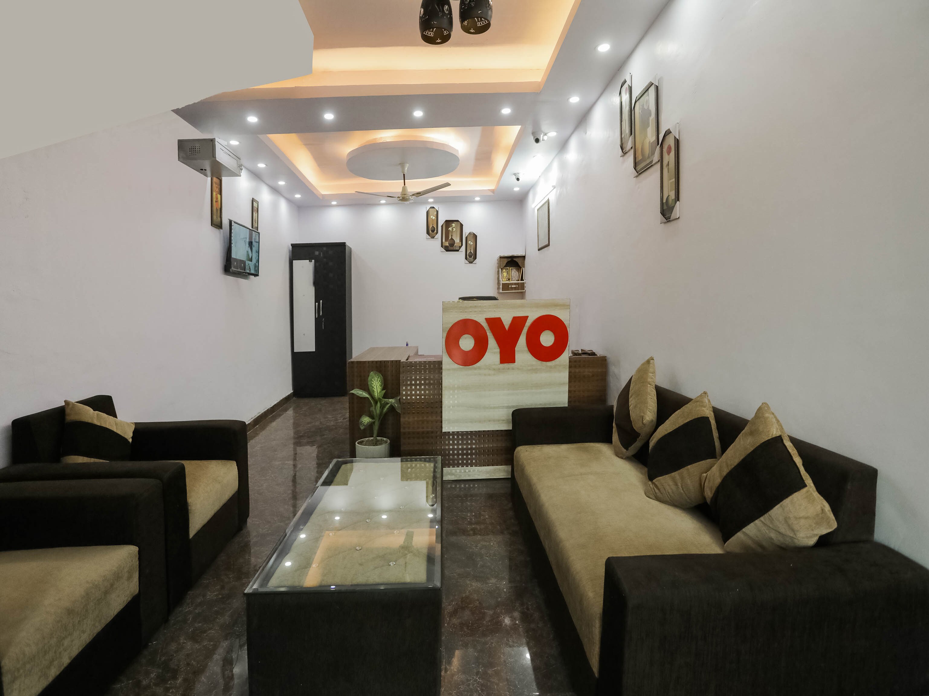 OYO 75701 Red Velvet Rooms & Banquet, Faridabad 4