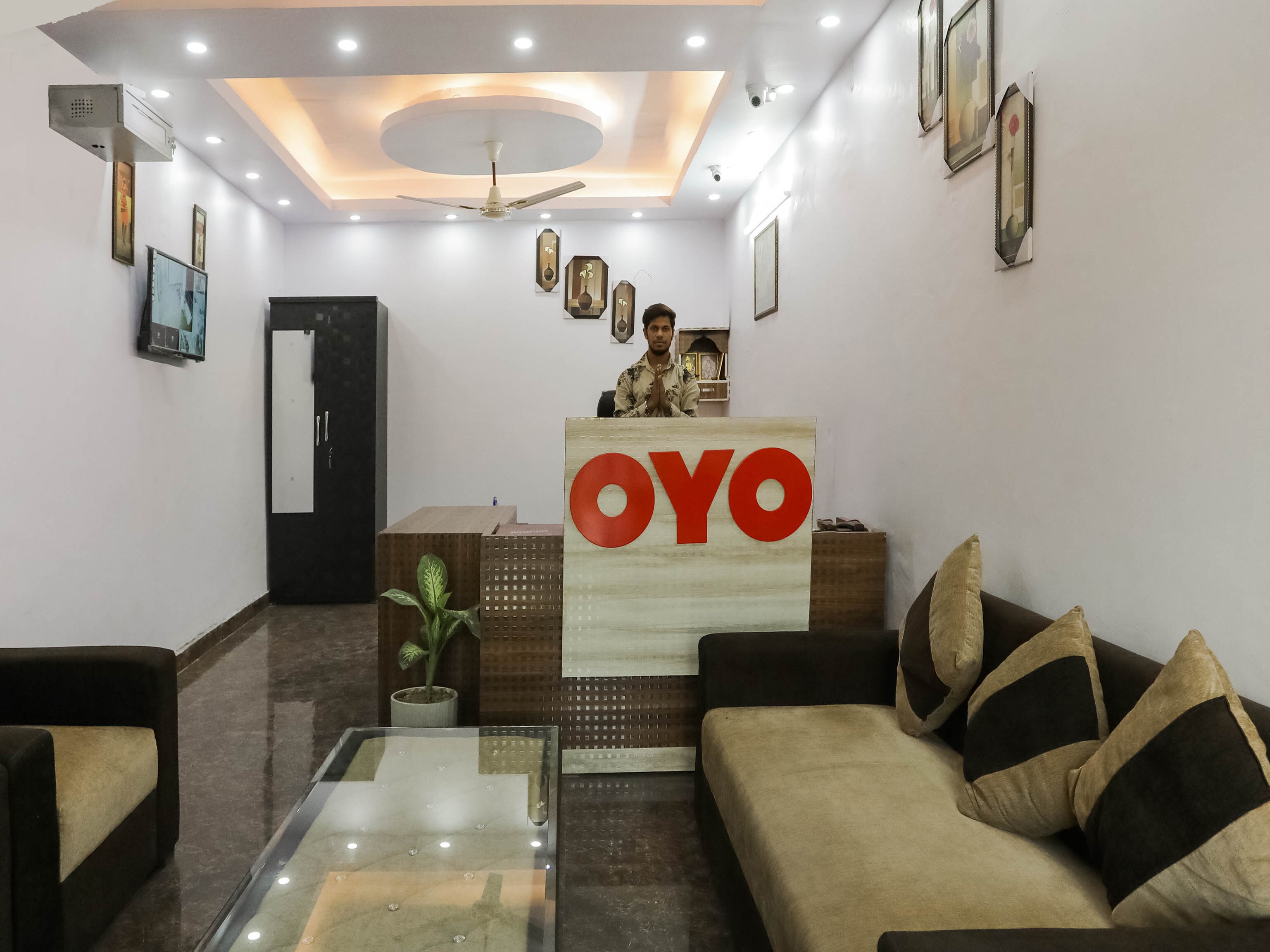 OYO 75701 Red Velvet Rooms & Banquet, Faridabad 5