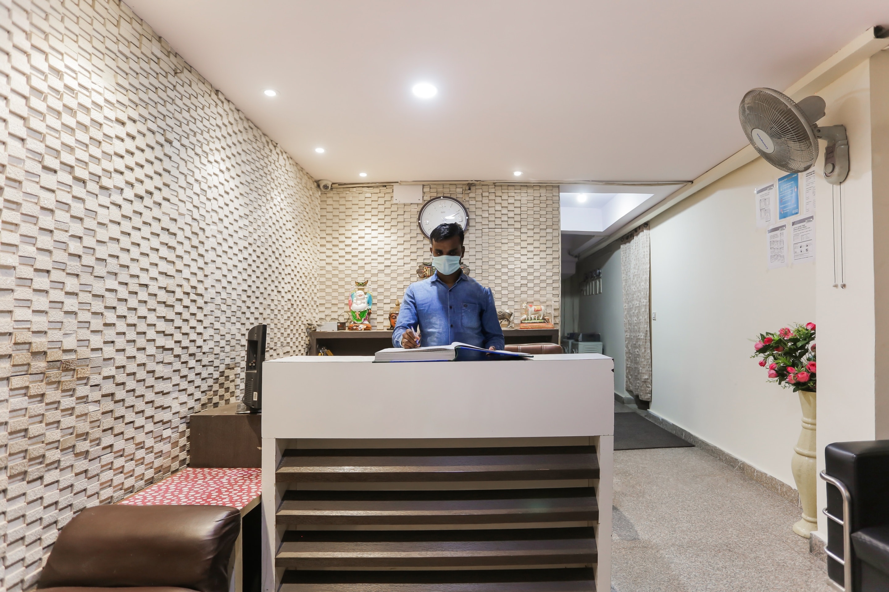 OYO Flagship 75860 Green High, New Delhi 4