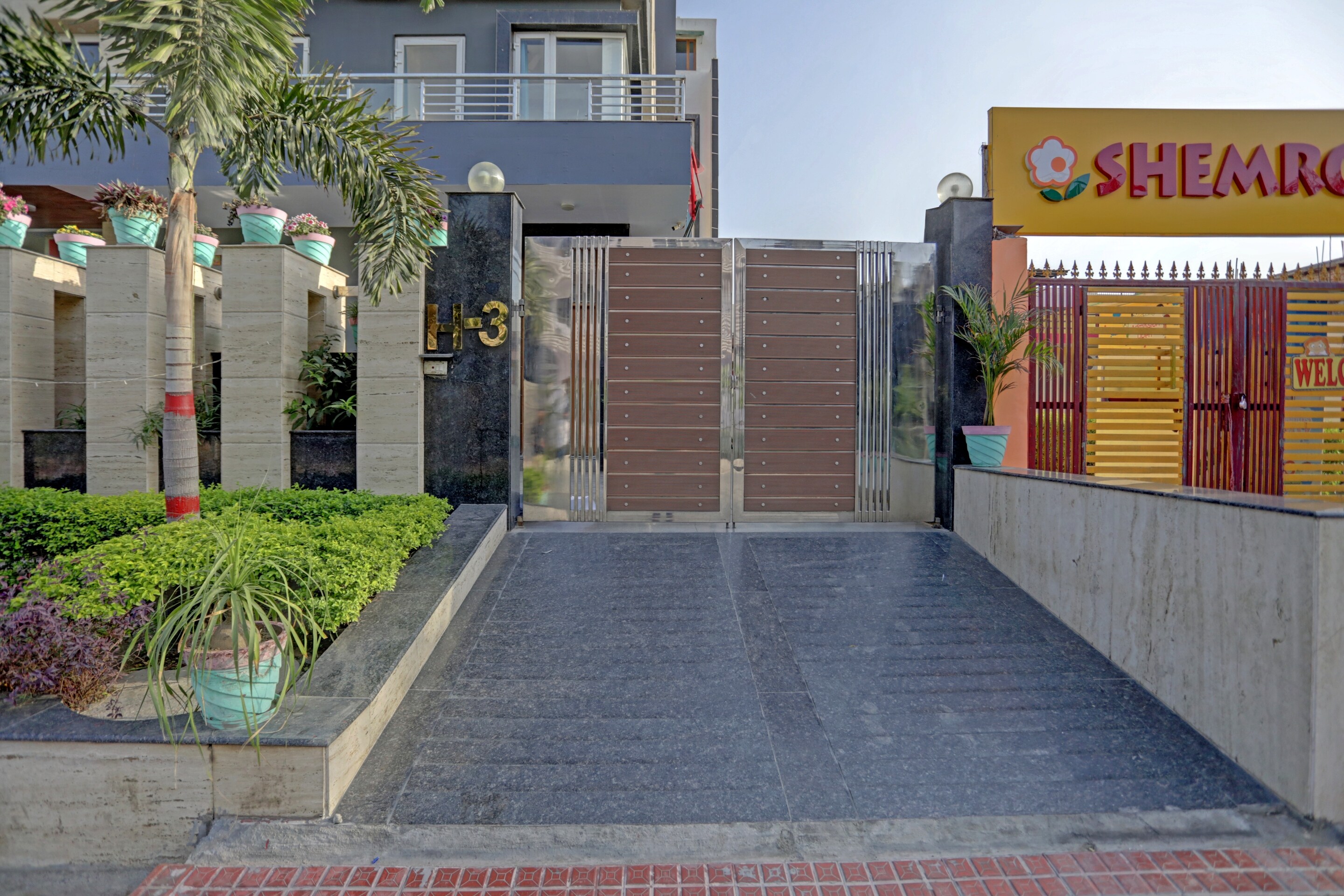 OYO 79643 OYO Townhouse Hotel Merriment, Noida 3