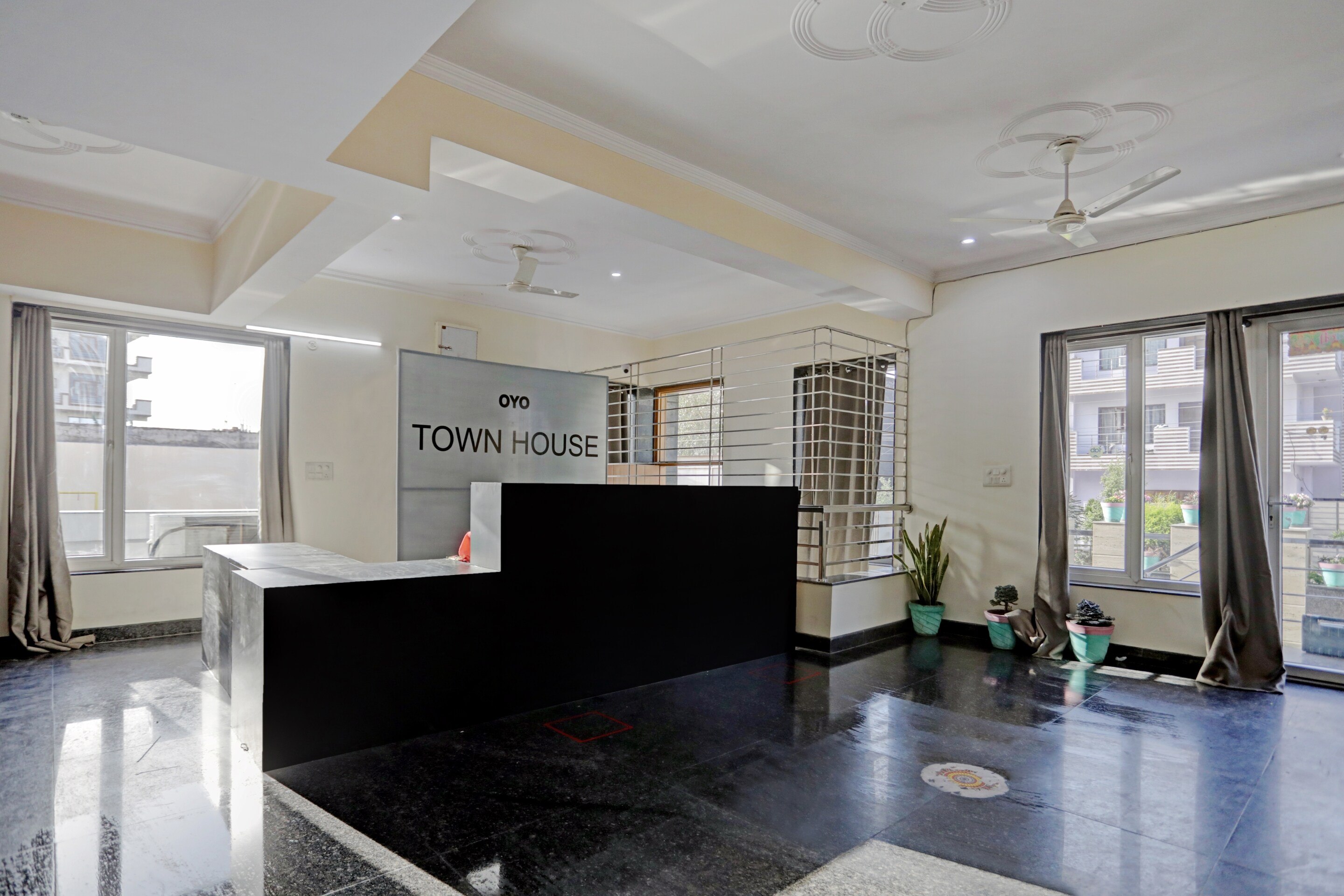 OYO 79643 OYO Townhouse Hotel Merriment, Noida 4