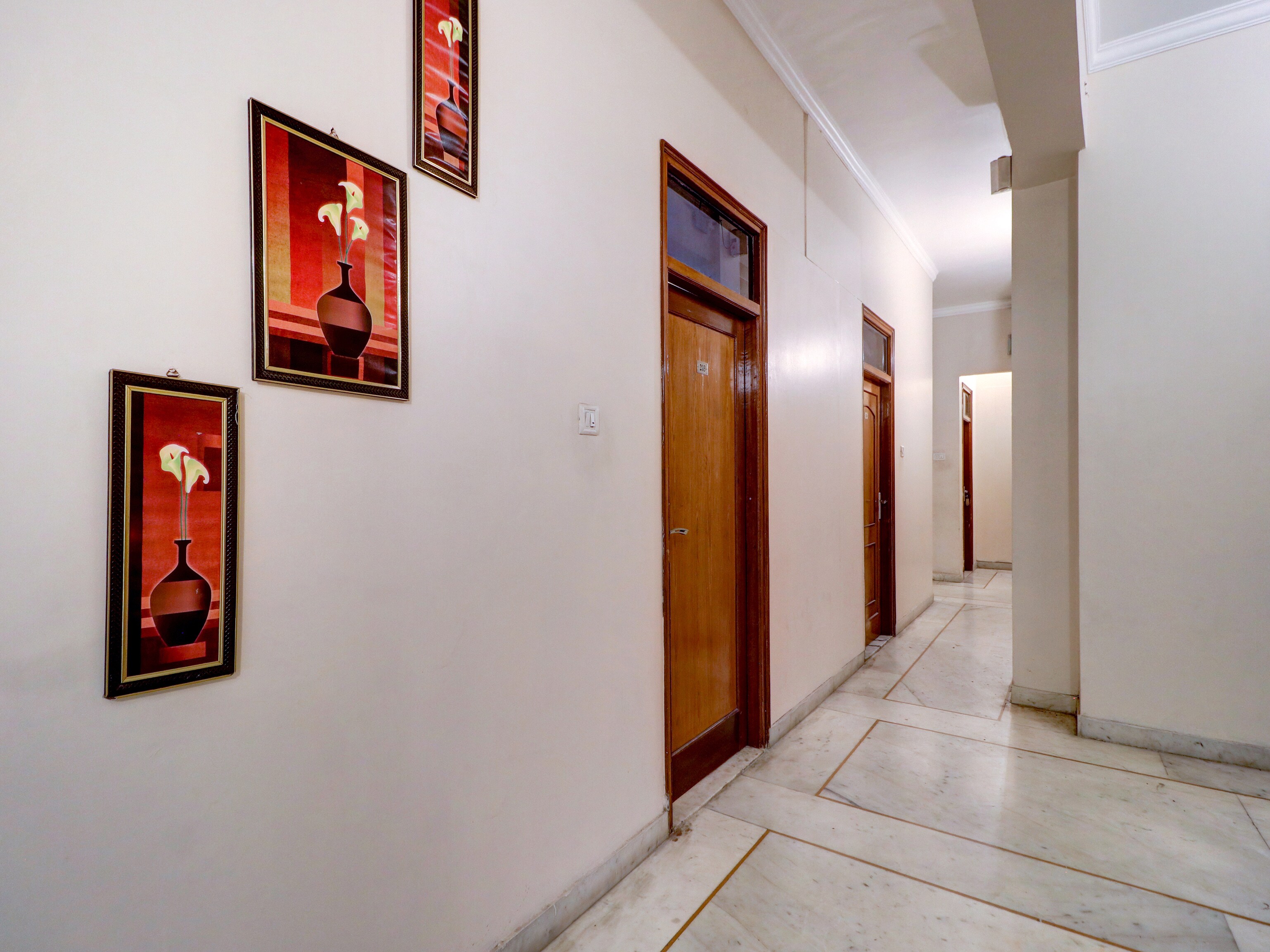 OYO Capital O 73432 Hotel Divine, Amritsar 3