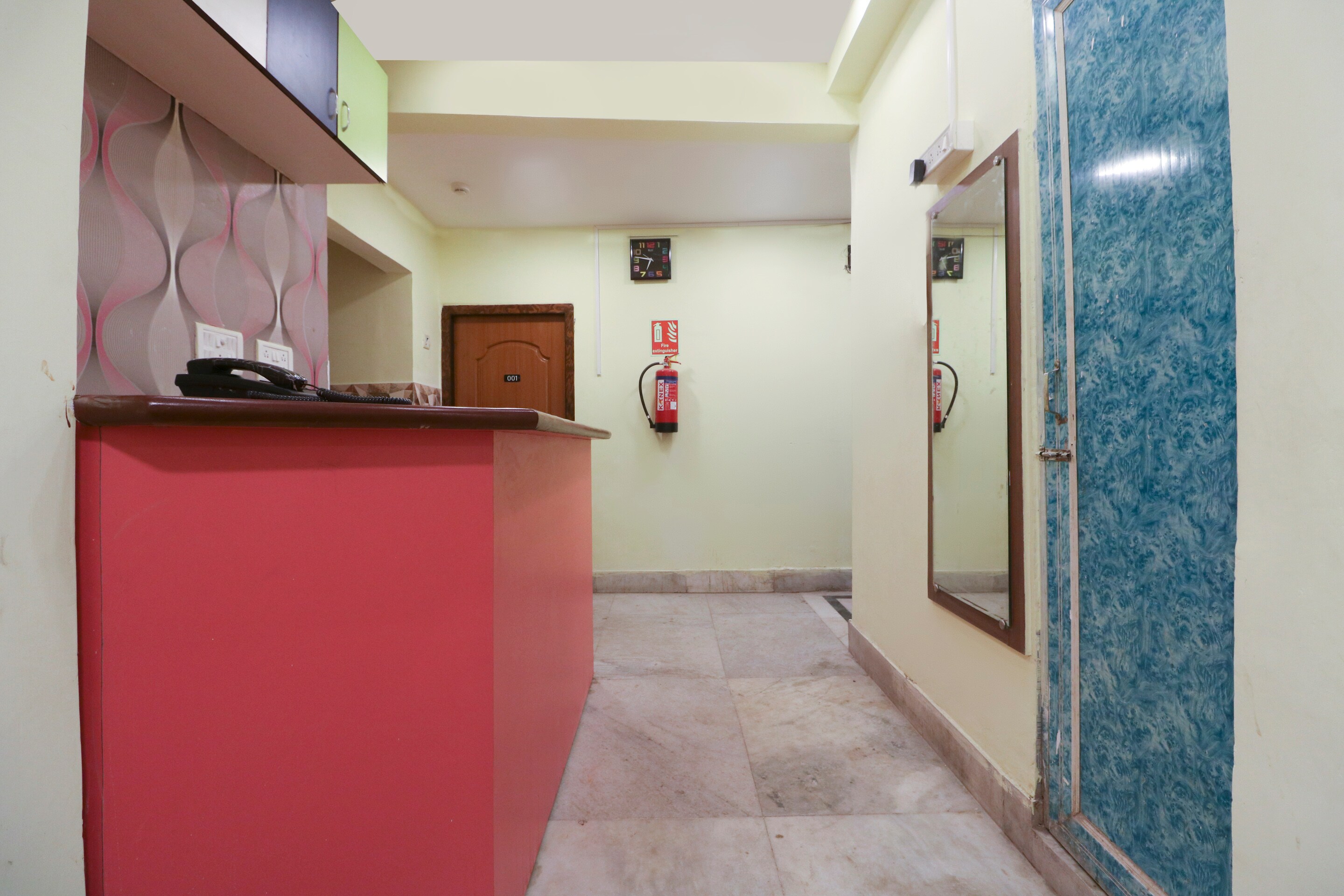Oyo Home 78050 cozy studio collage square hotel Maya International, Kolkata 2