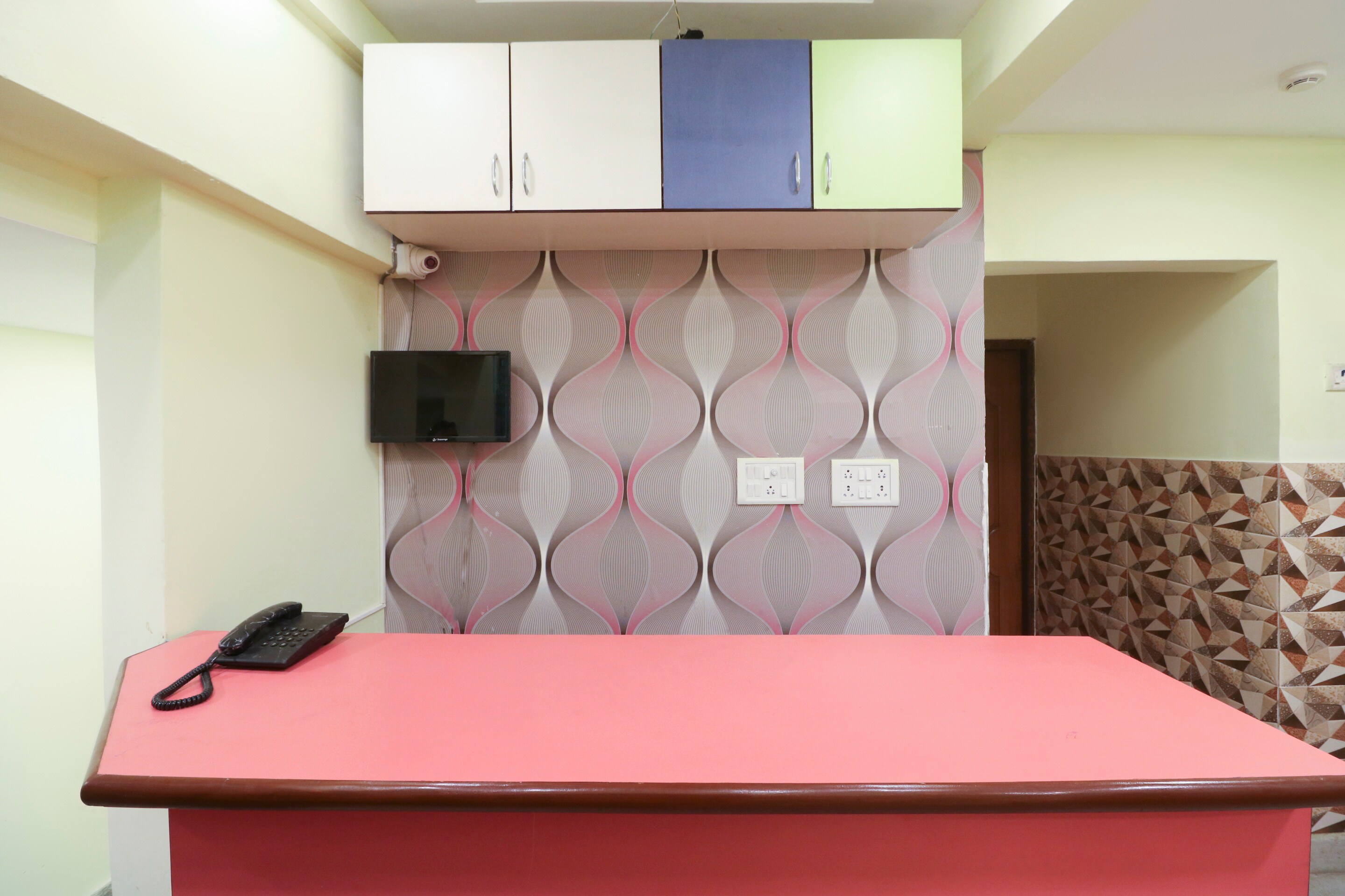 Oyo Home 78050 cozy studio collage square hotel Maya International, Kolkata 3