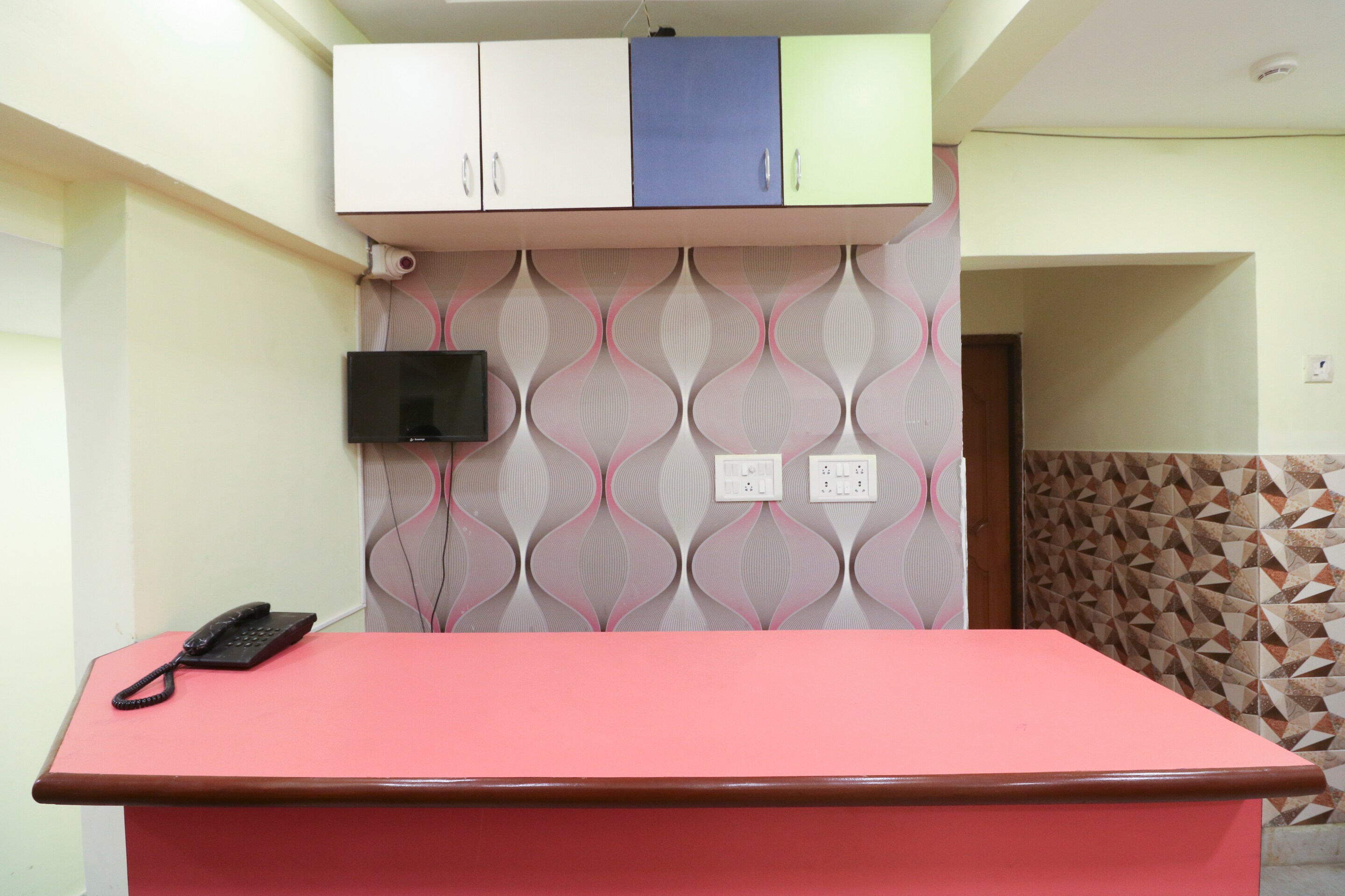 Oyo Home 78050 cozy studio collage square hotel Maya International, Kolkata 4