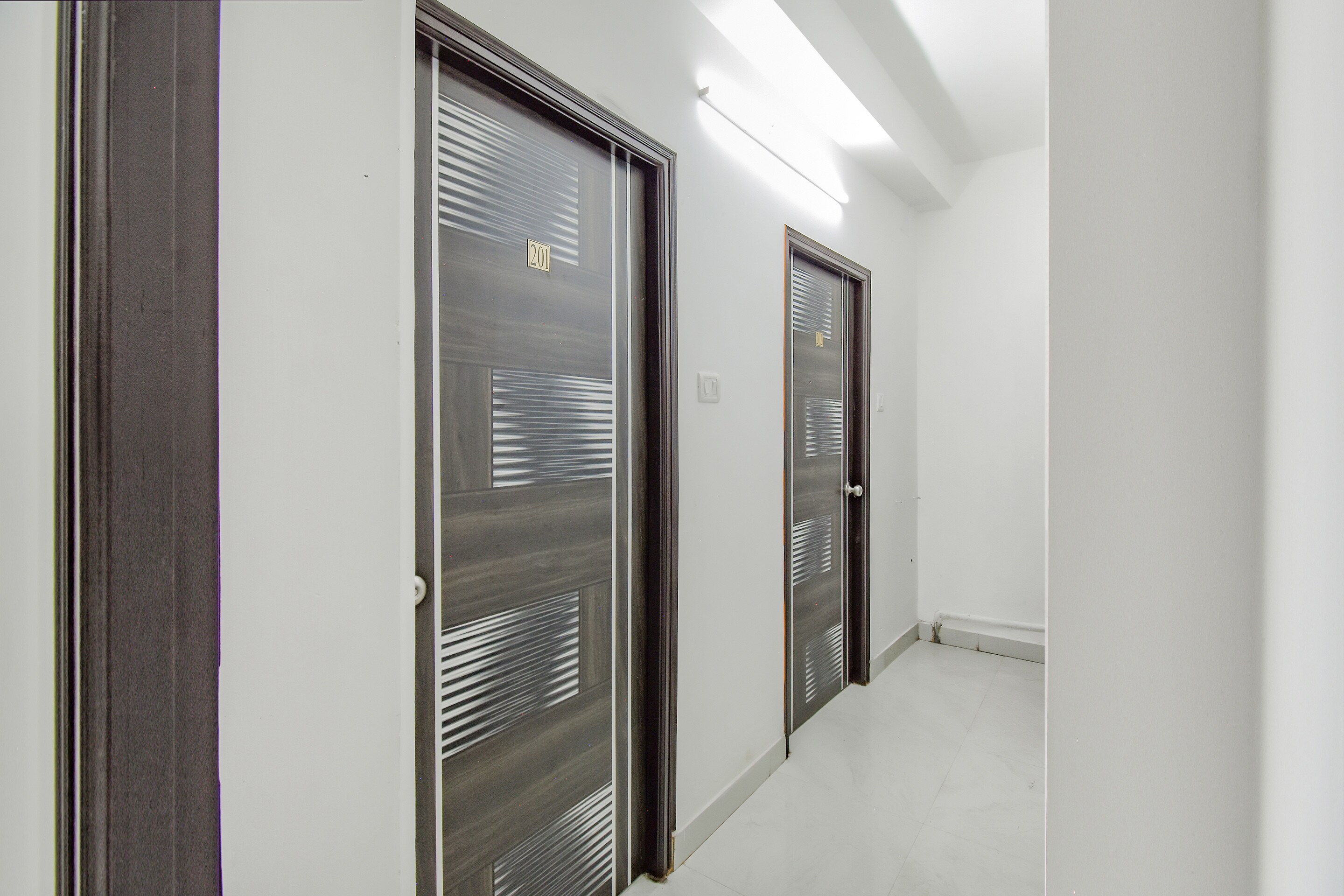 OYO Flagship 78811 Royal Palace, Kolkata 4