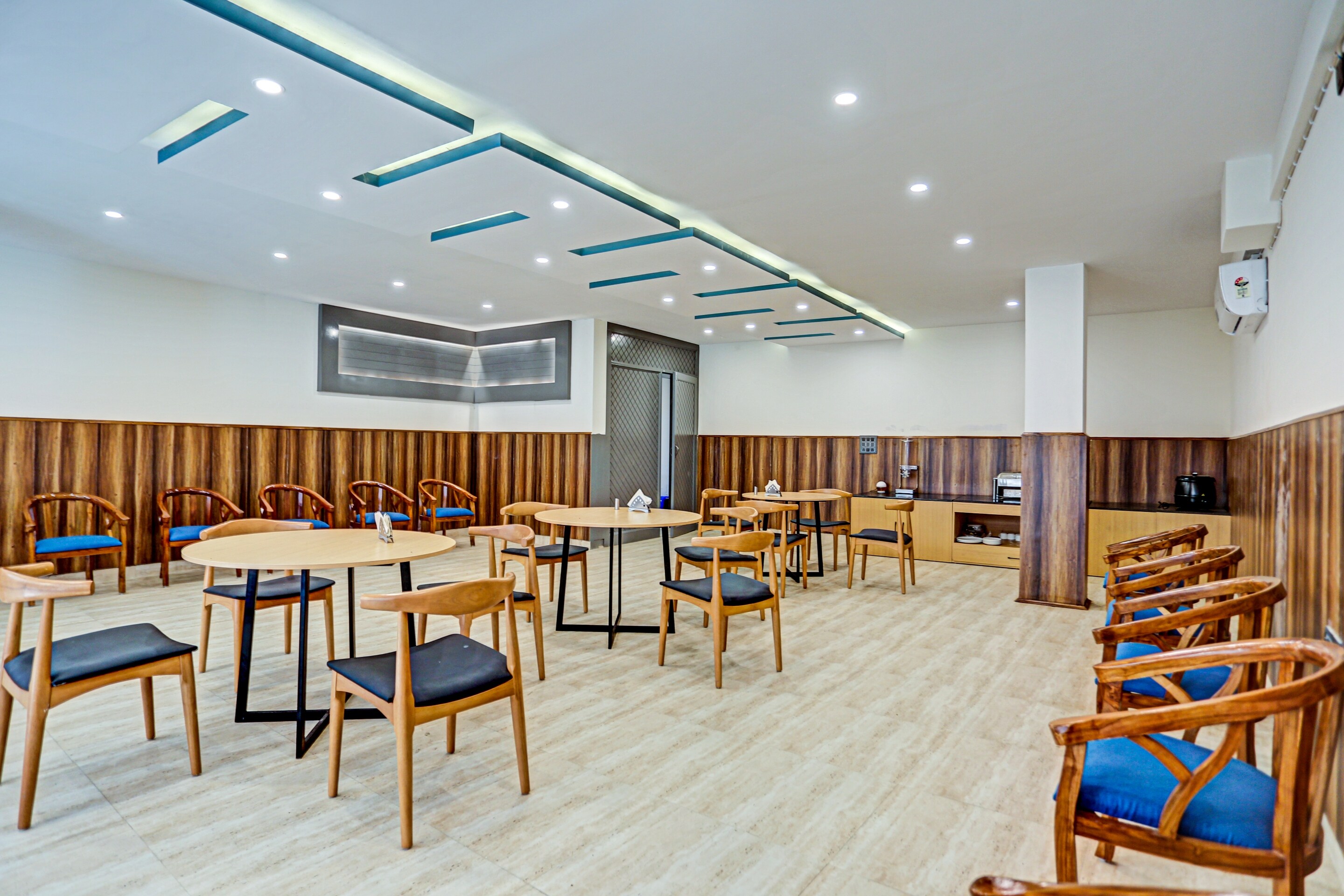 OYO TOWNHOUSE 390 The Madhav Sector 58 Noida, Noida 2