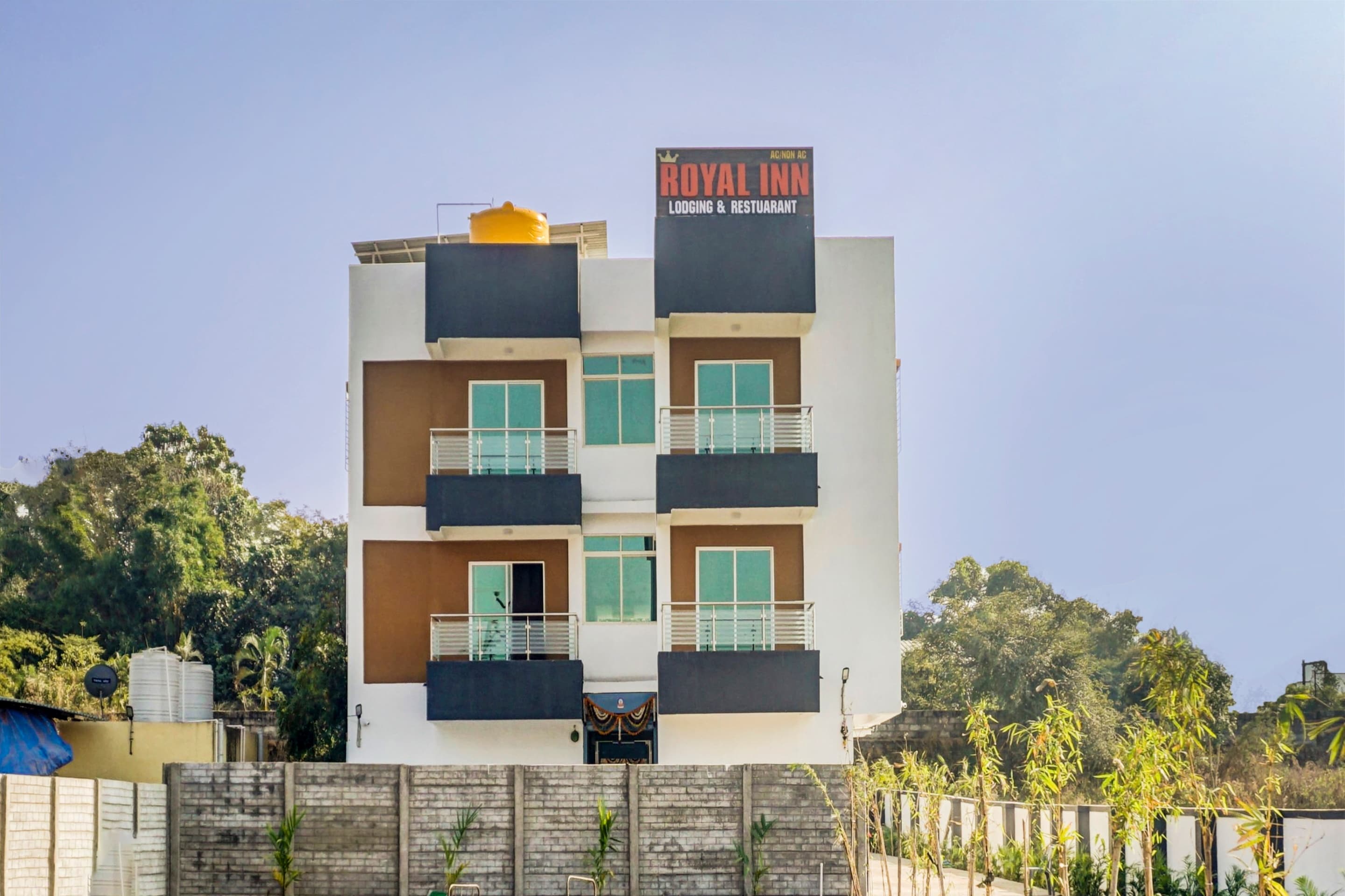 SPOT ON 77586 Royal Inn Lodging, Pune 3