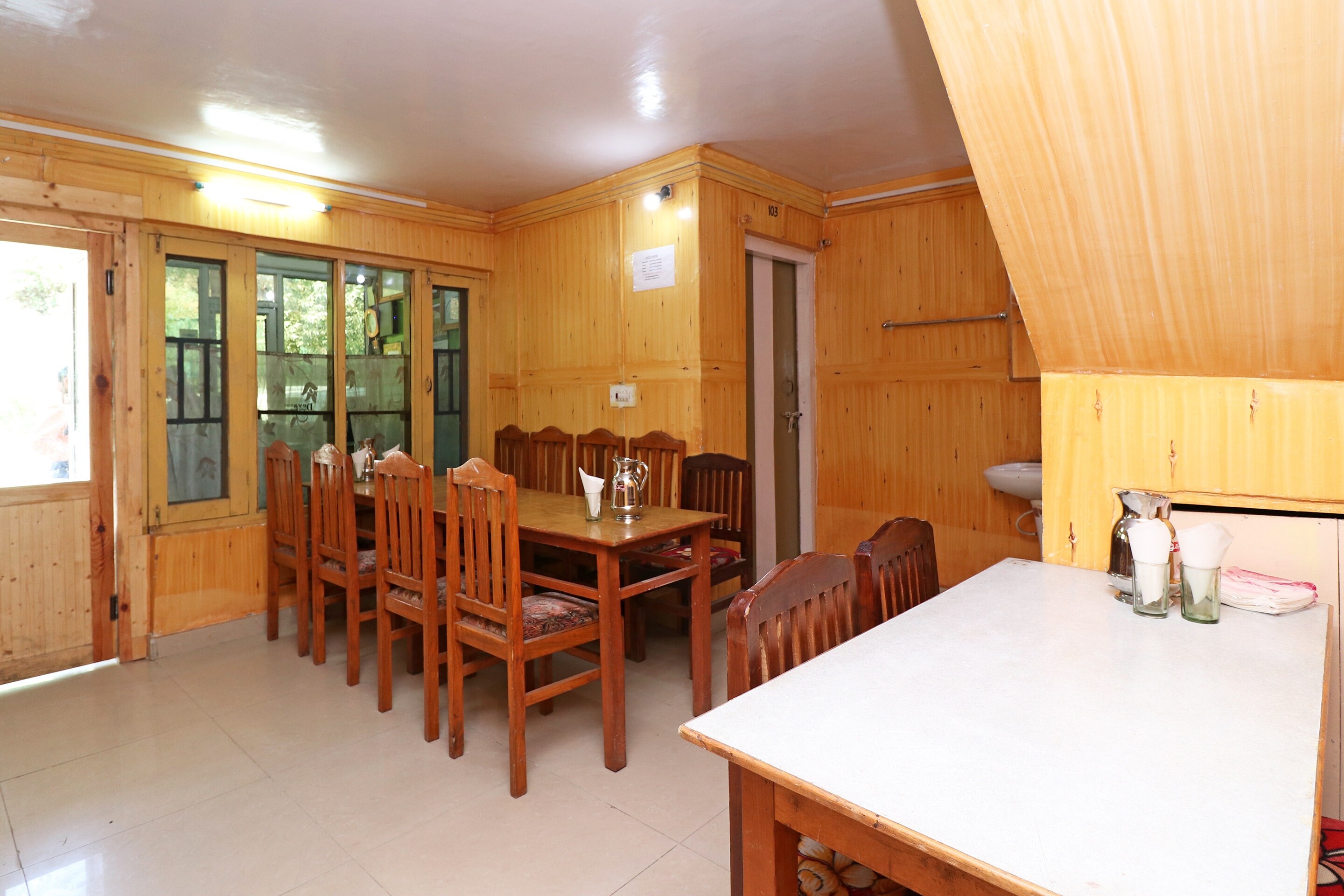 OYO 18990 Hotel Bright Palace, Pahalgam 2