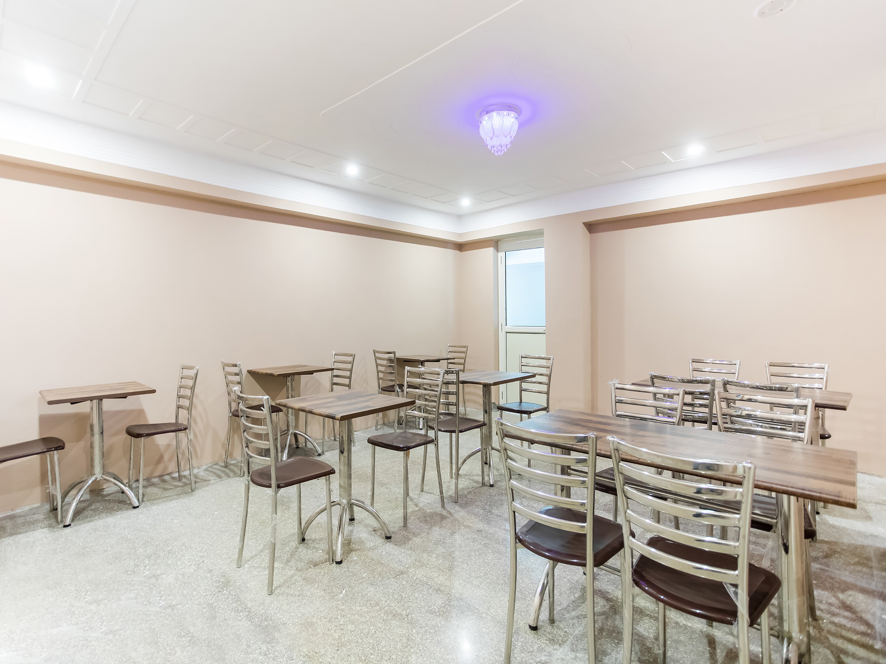 Capital O 62990 Harish Residency, Gurgaon 3