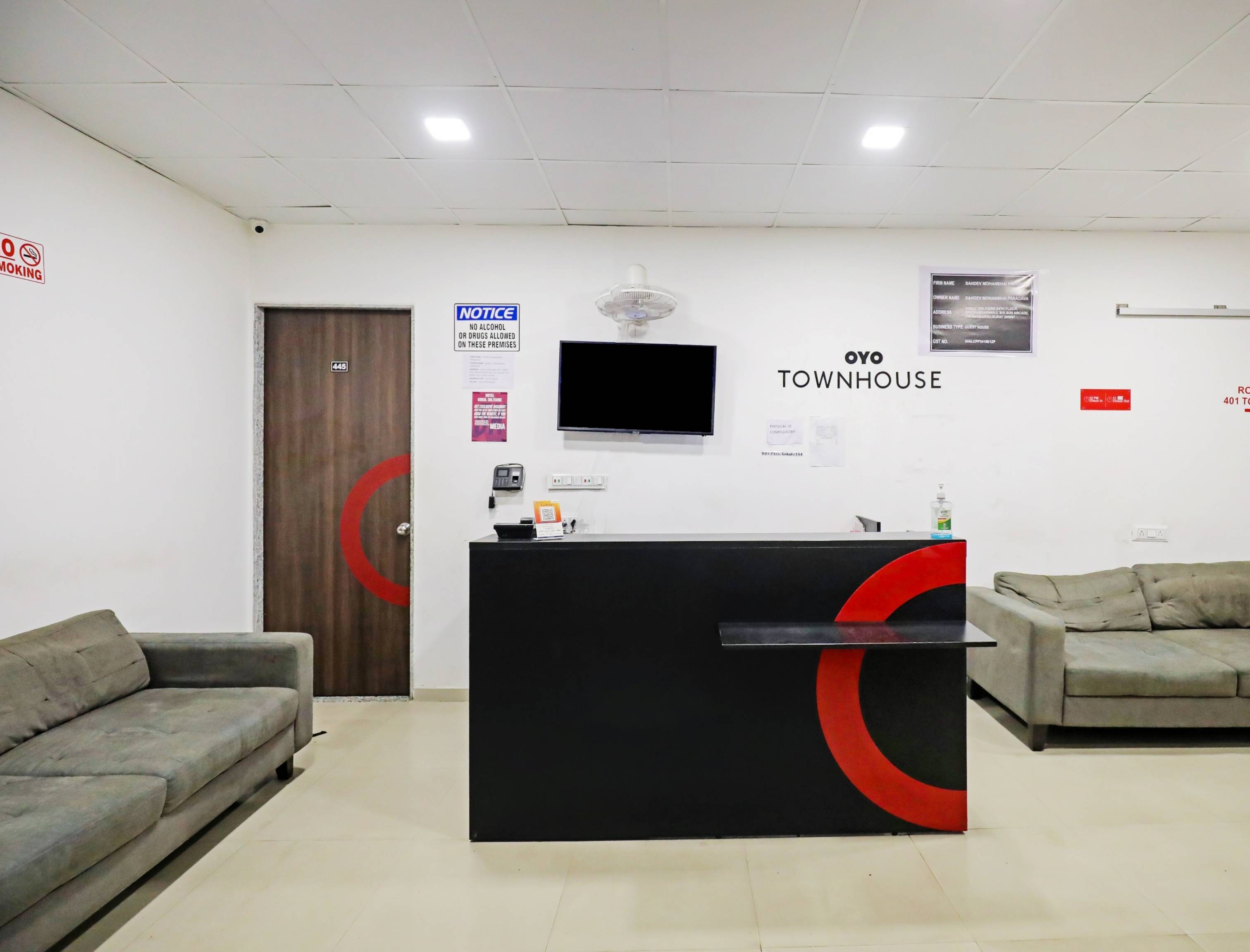 Oyo Townhouse 427 Gokul Solitaire VIP Rd, Surat 2
