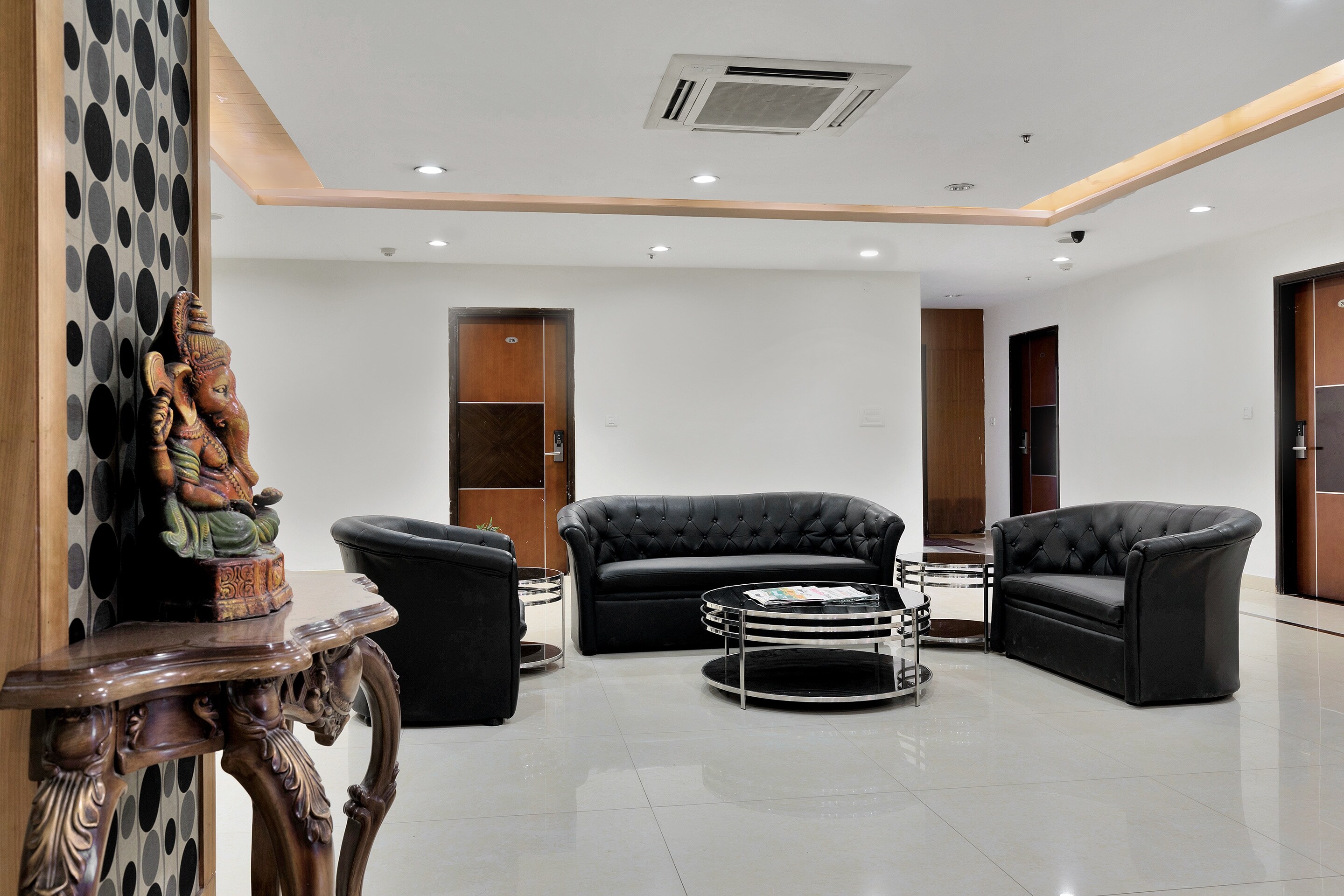 Super OYO Capital O Hotel Rudra Grand Near Kondapur x road, Hyderabad 3