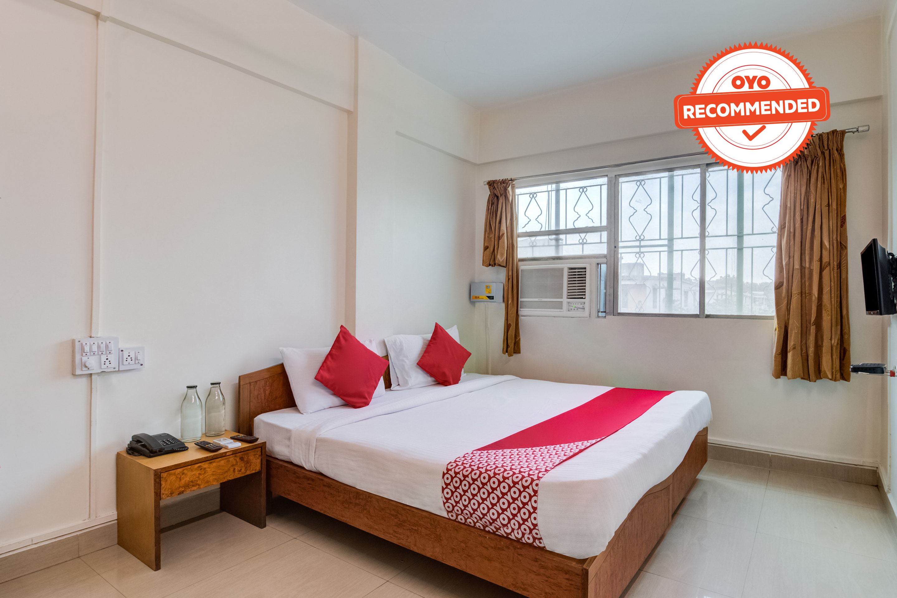 Vaccinated Staff- OYO Flagship 307 Hotel Kamini, Pune 3