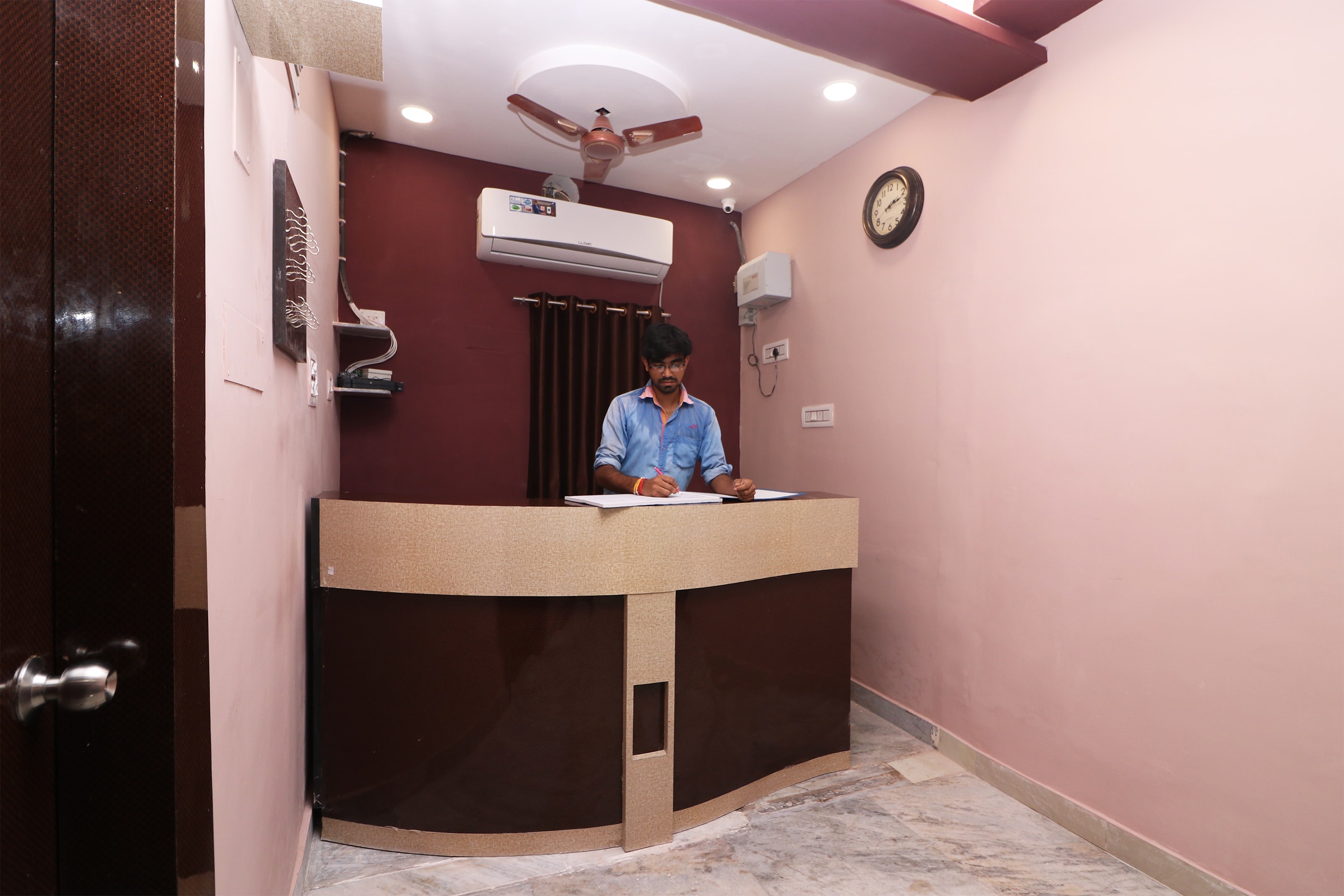 OYO 15722 Hotel Padmavati, Kolkata 4