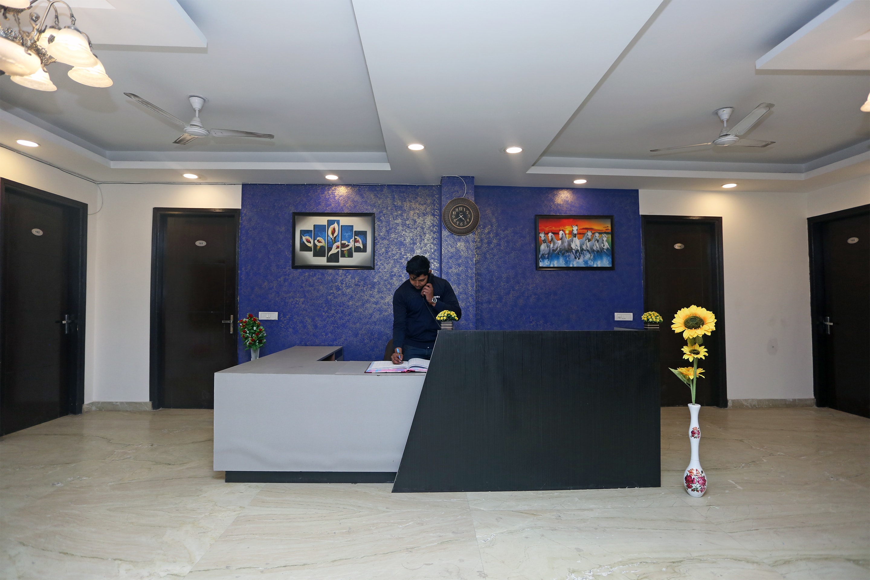OYO 28003 Maira Stays, Faridabad 2