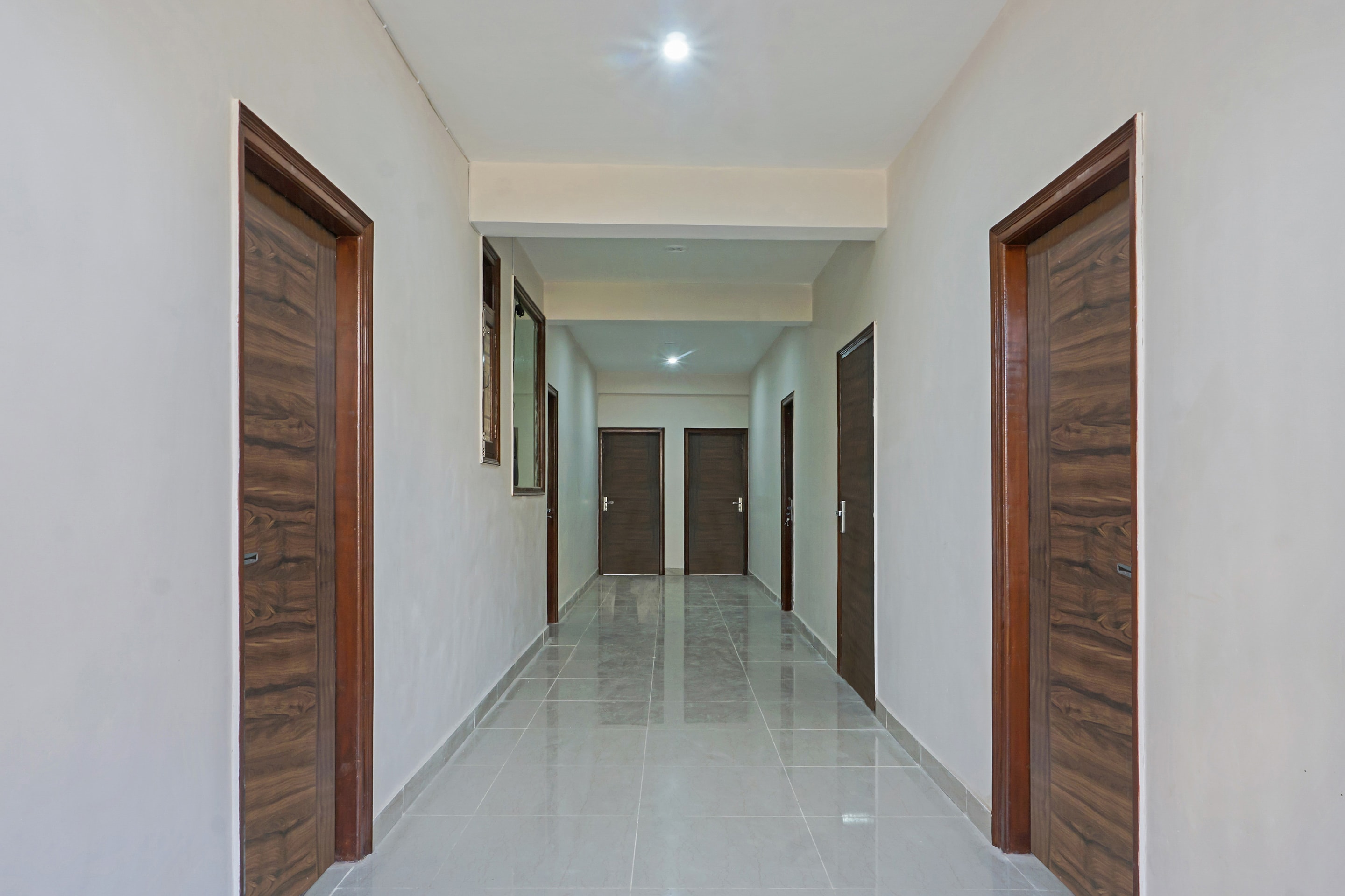 أو واي أو 37169 هوتل كواديس, Noida 5