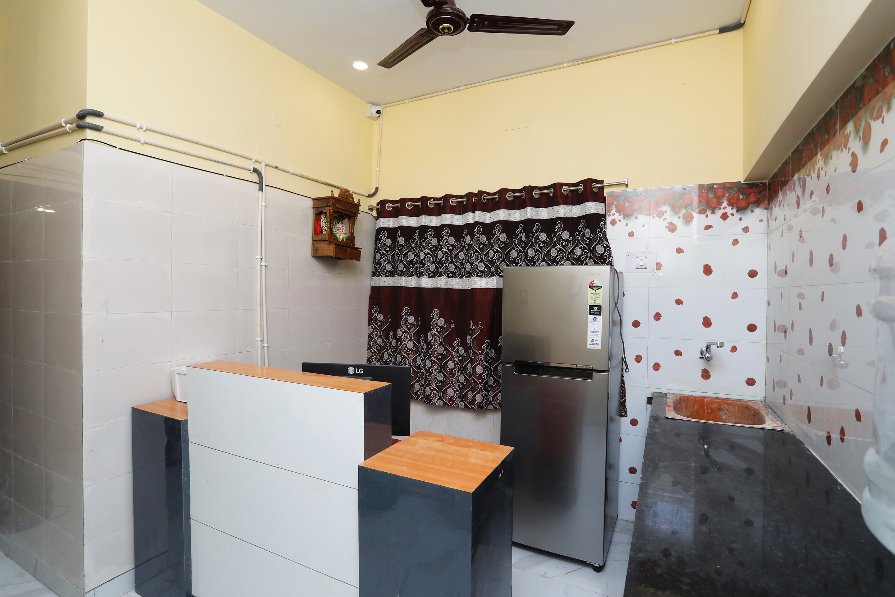 Vaccinated Staff - OYO 41335 HR Inn, Kolkata 3