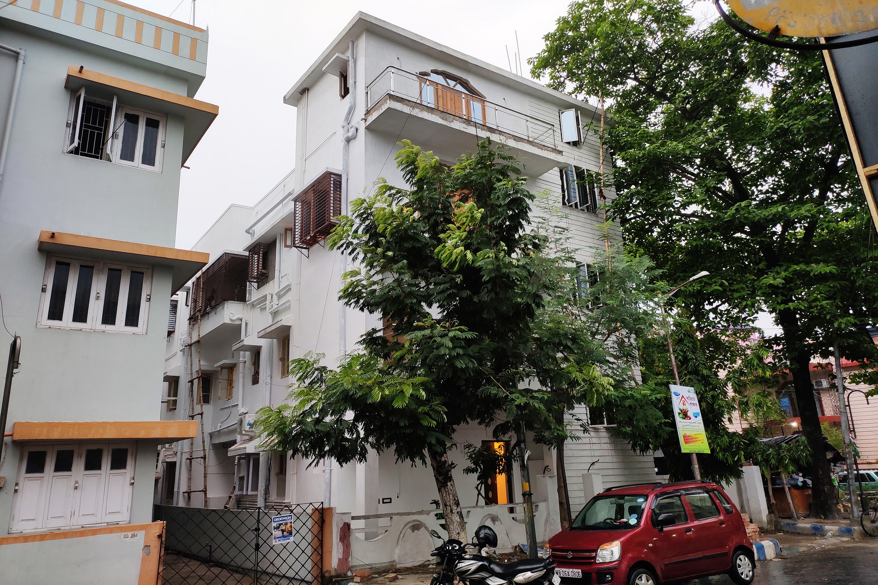 Vaccinated Staff - OYO 41335 HR Inn, Kolkata 5