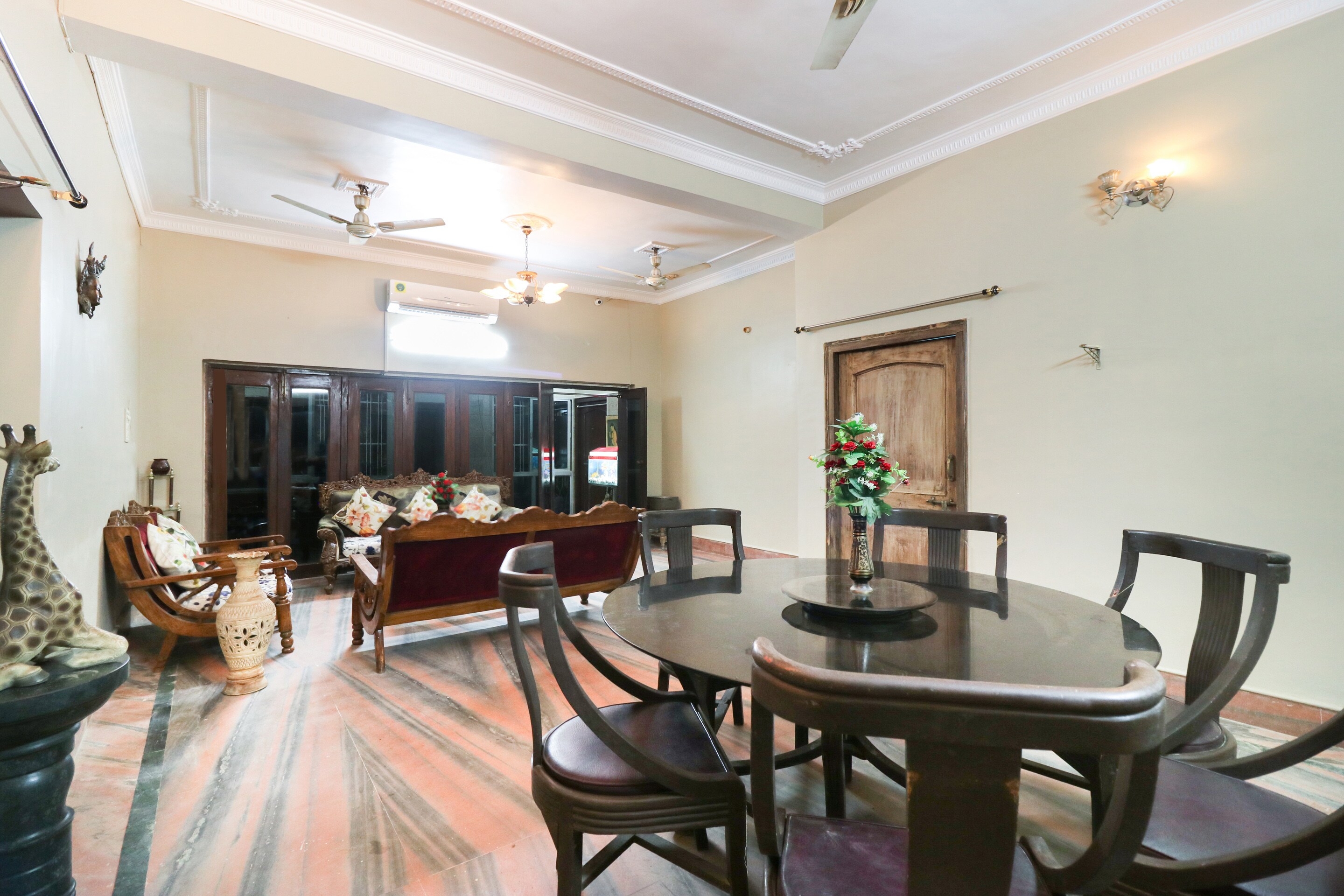 OYO Flagship 44546 Royal Holiday, Patna 4