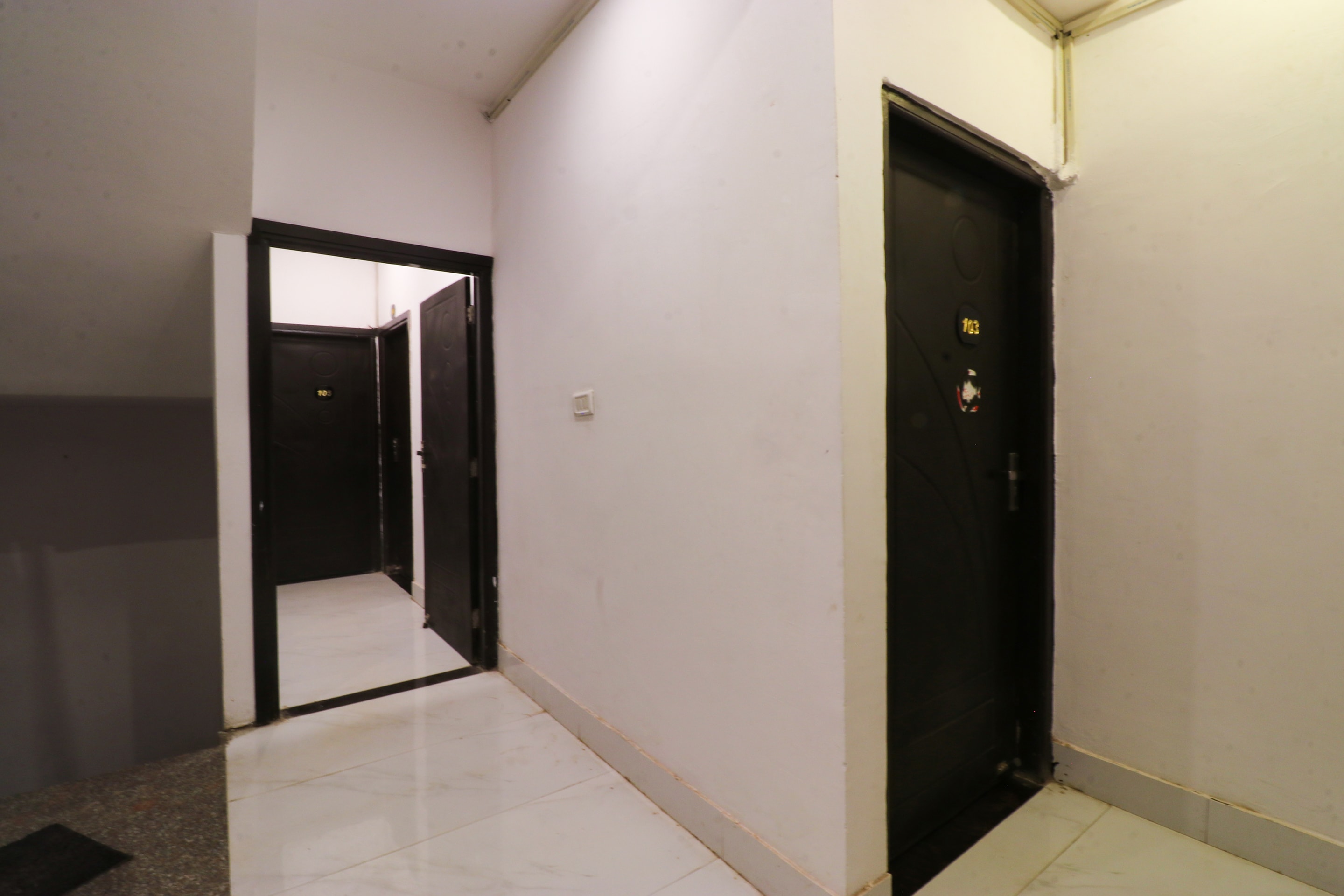 OYO Flagship 61218 Silver Palace, New Delhi 2