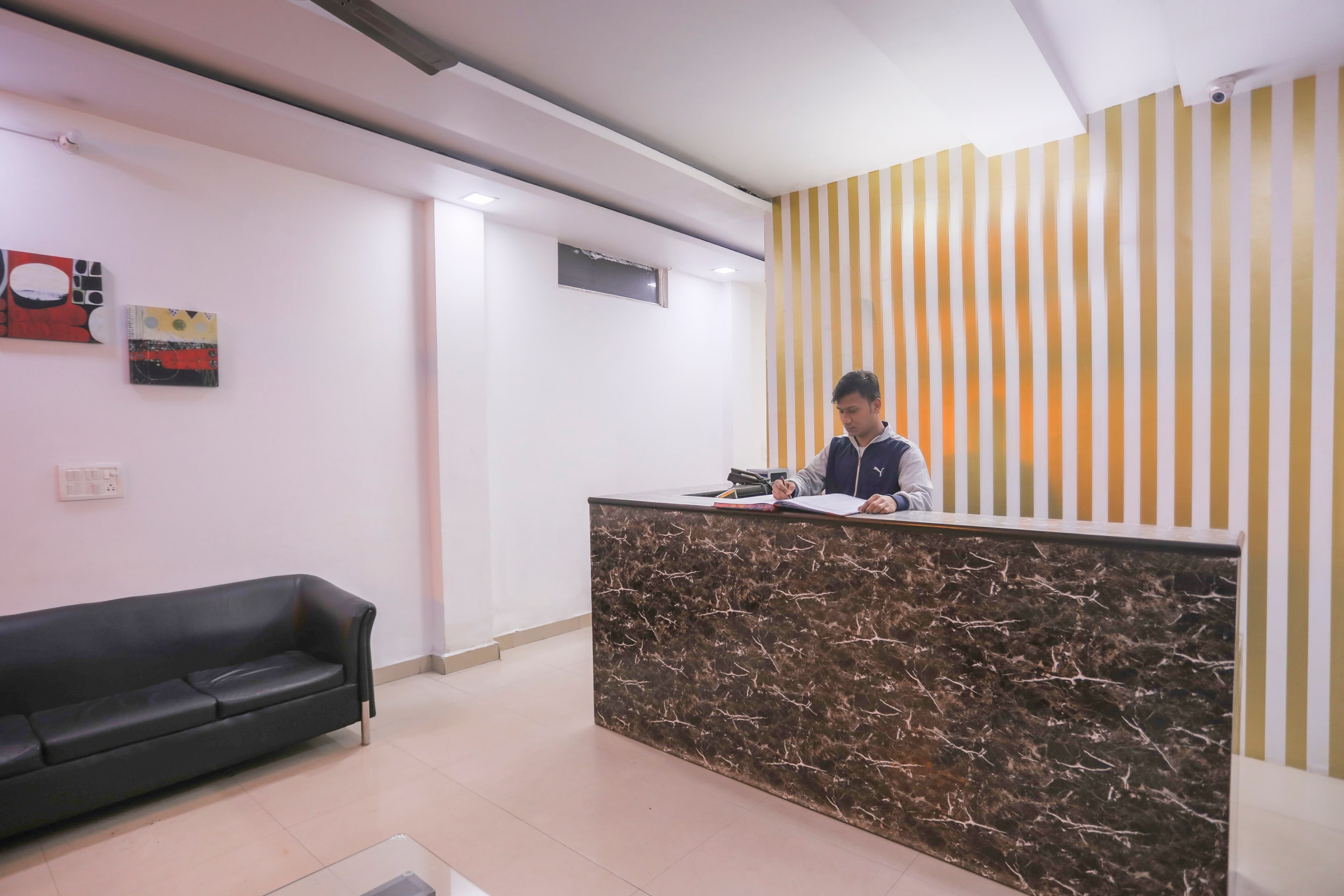 Vaccinated Staff- OYO 67602 CLADIS, Noida 2