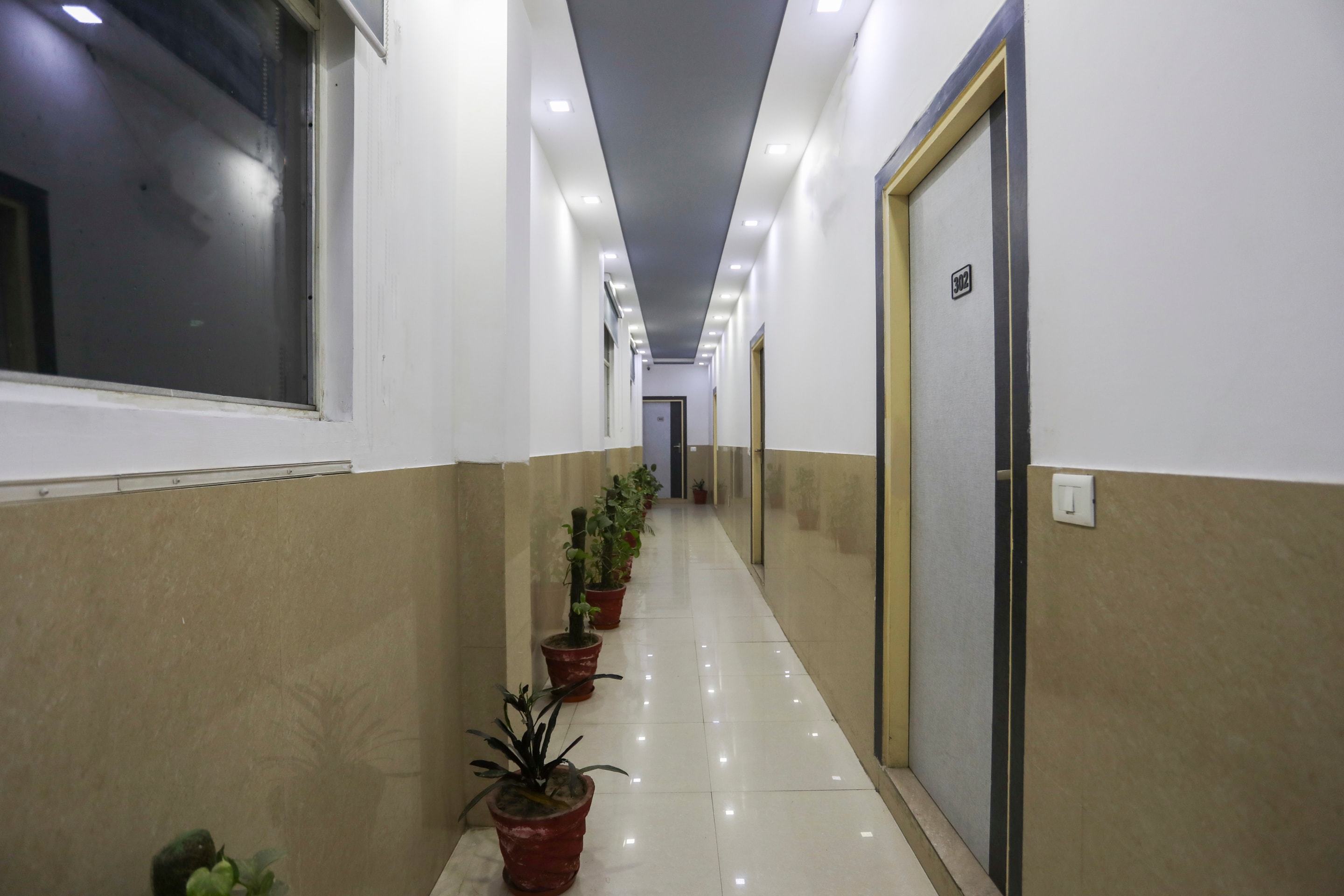 Vaccinated Staff- OYO 67602 CLADIS, Noida 3