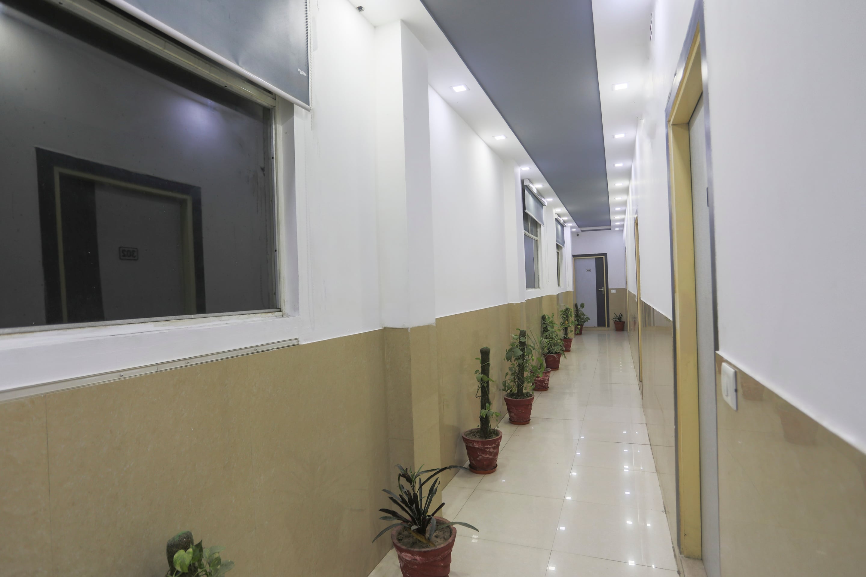Vaccinated Staff- OYO 67602 CLADIS, Noida 4