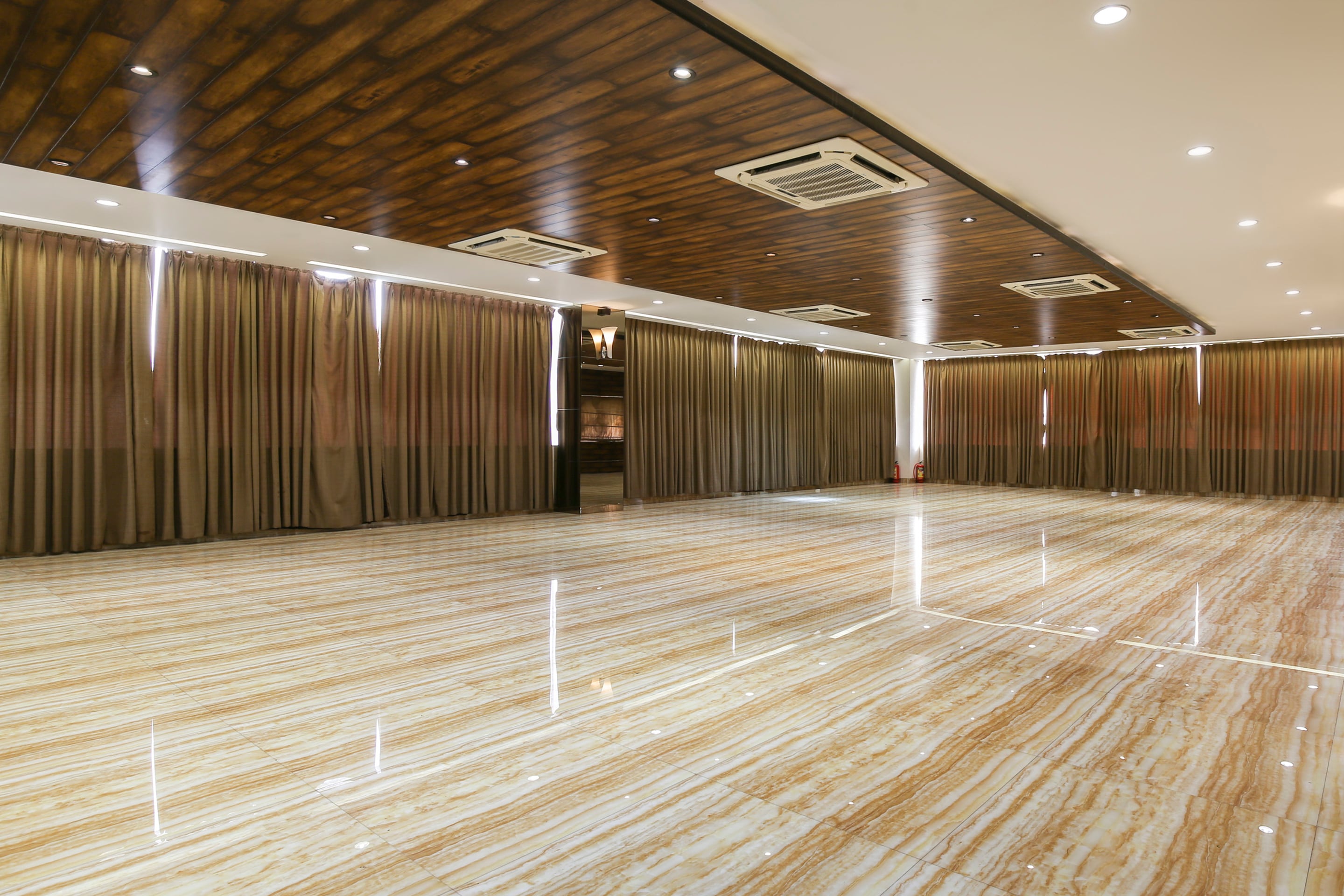OYO 68433 Shiv Vatika Banquet & Rooms, Surat 2