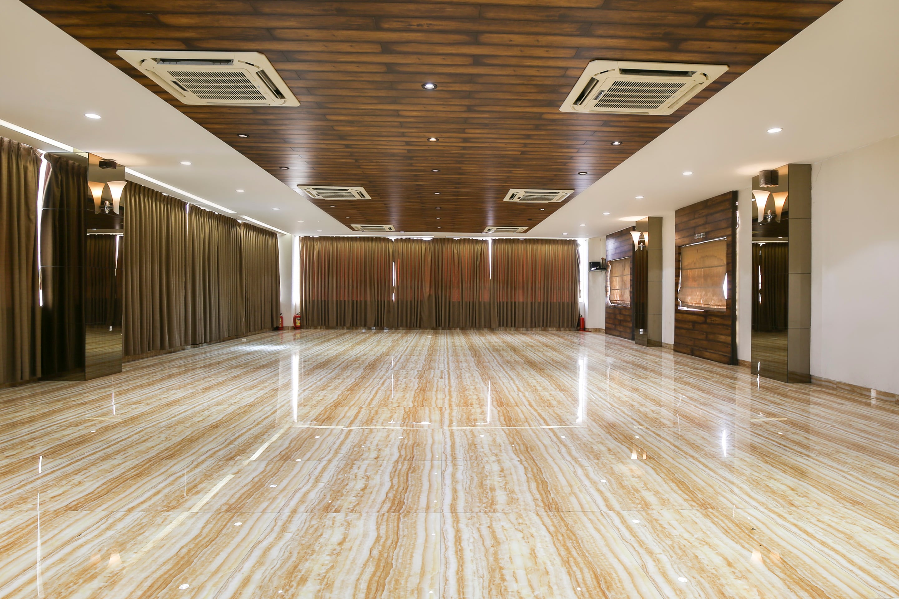 OYO 68433 Shiv Vatika Banquet & Rooms, Surat 4