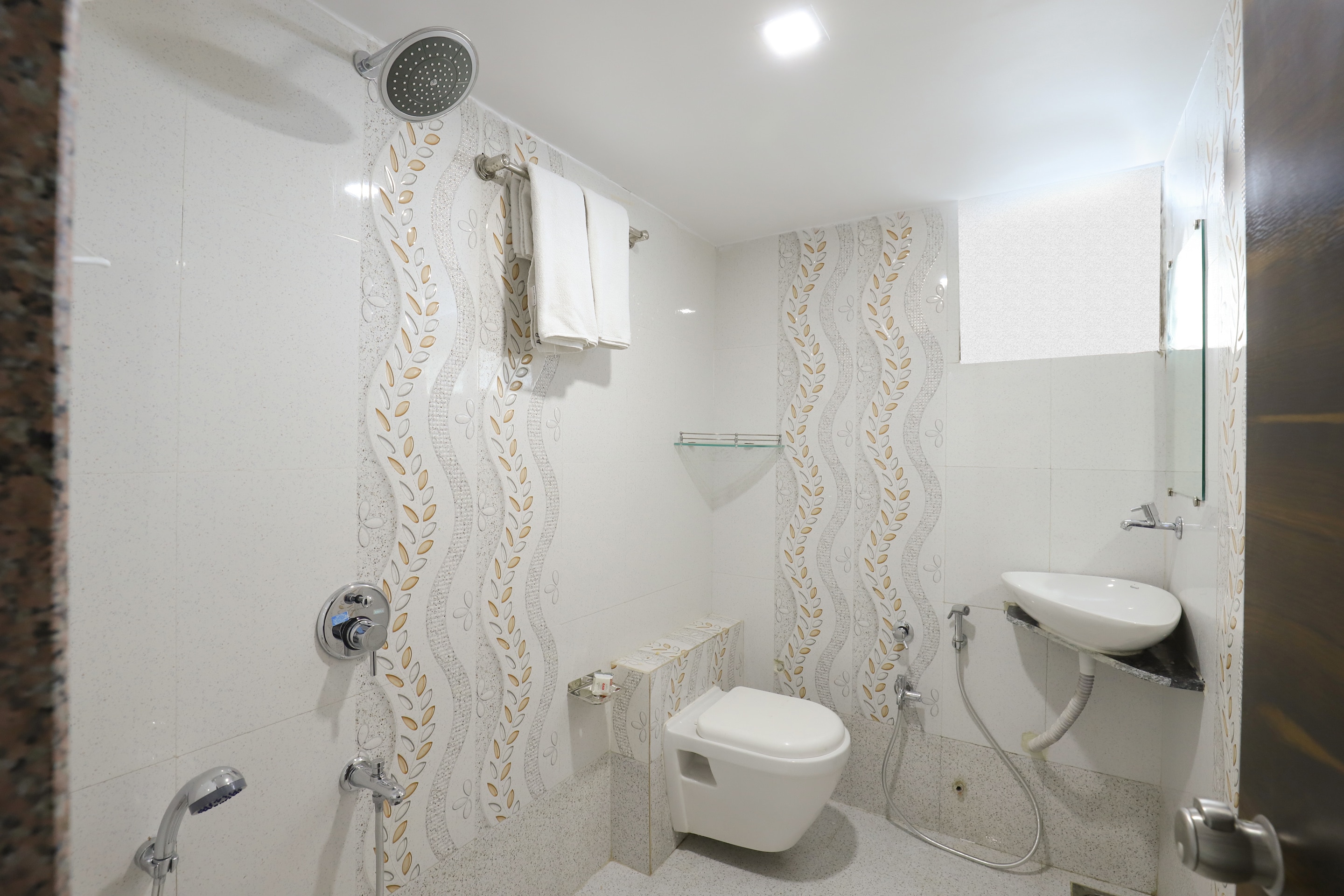 OYO 9805 Hotel Apollo, Ahmedabad 3