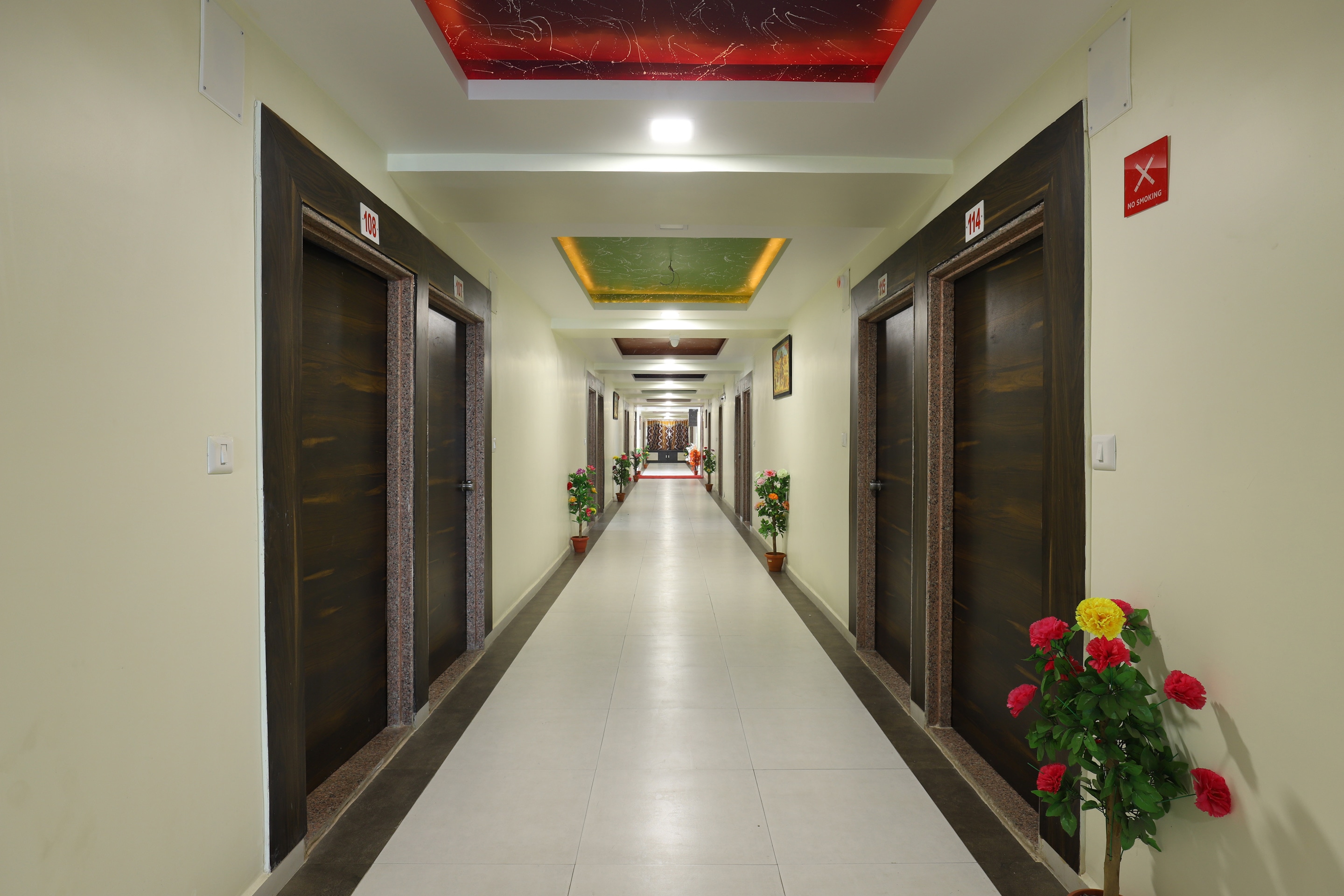 OYO 9805 Hotel Apollo, Ahmedabad 4